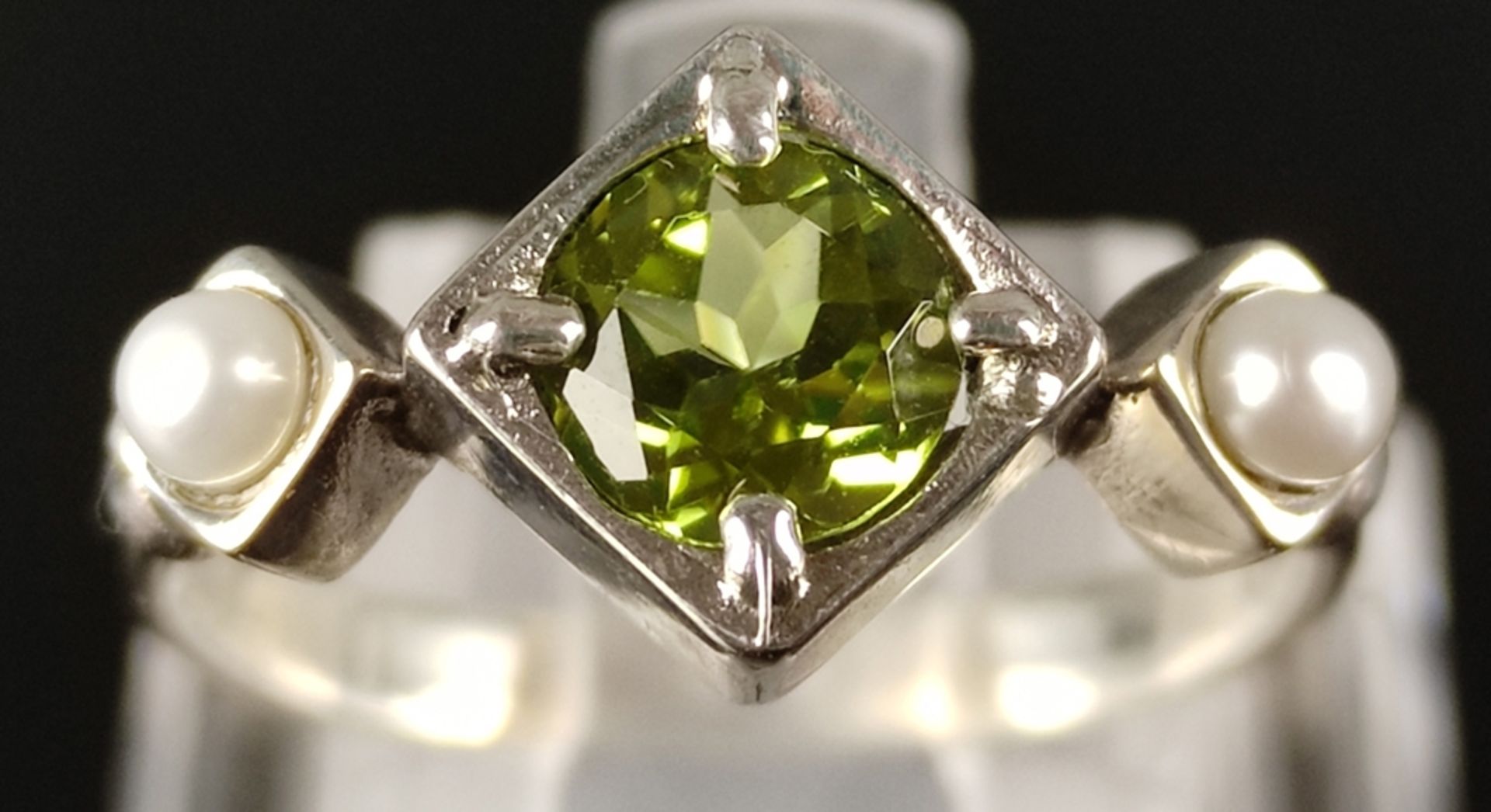 Peridot pearl ring, apple green peridot of 6mm diameter, flanked on both sides by genuine seed - Image 3 of 3