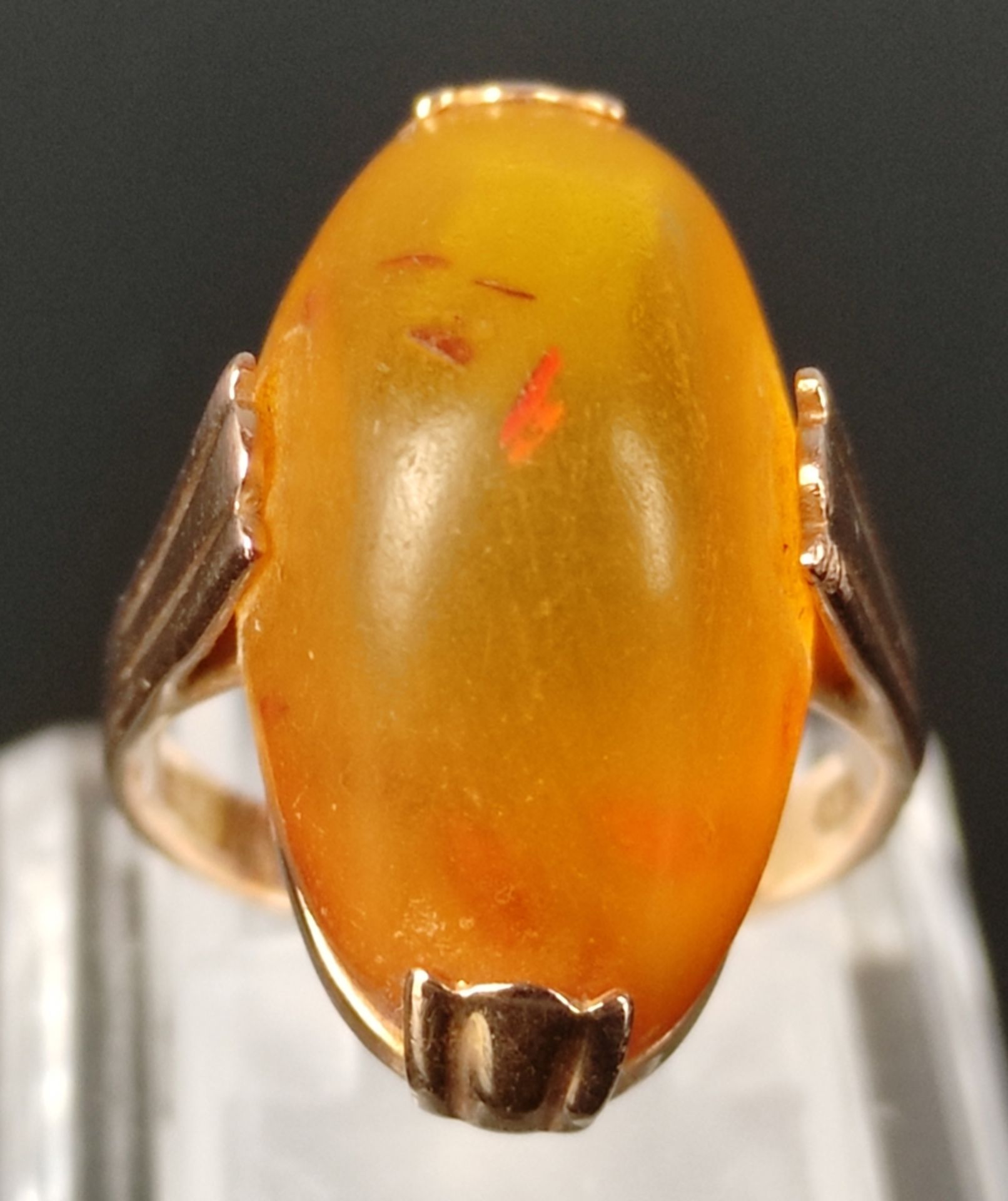 Amber ring set in 585/14K yellow gold, goldsmith signet, total weight 4.8g, size 50 - Image 4 of 6