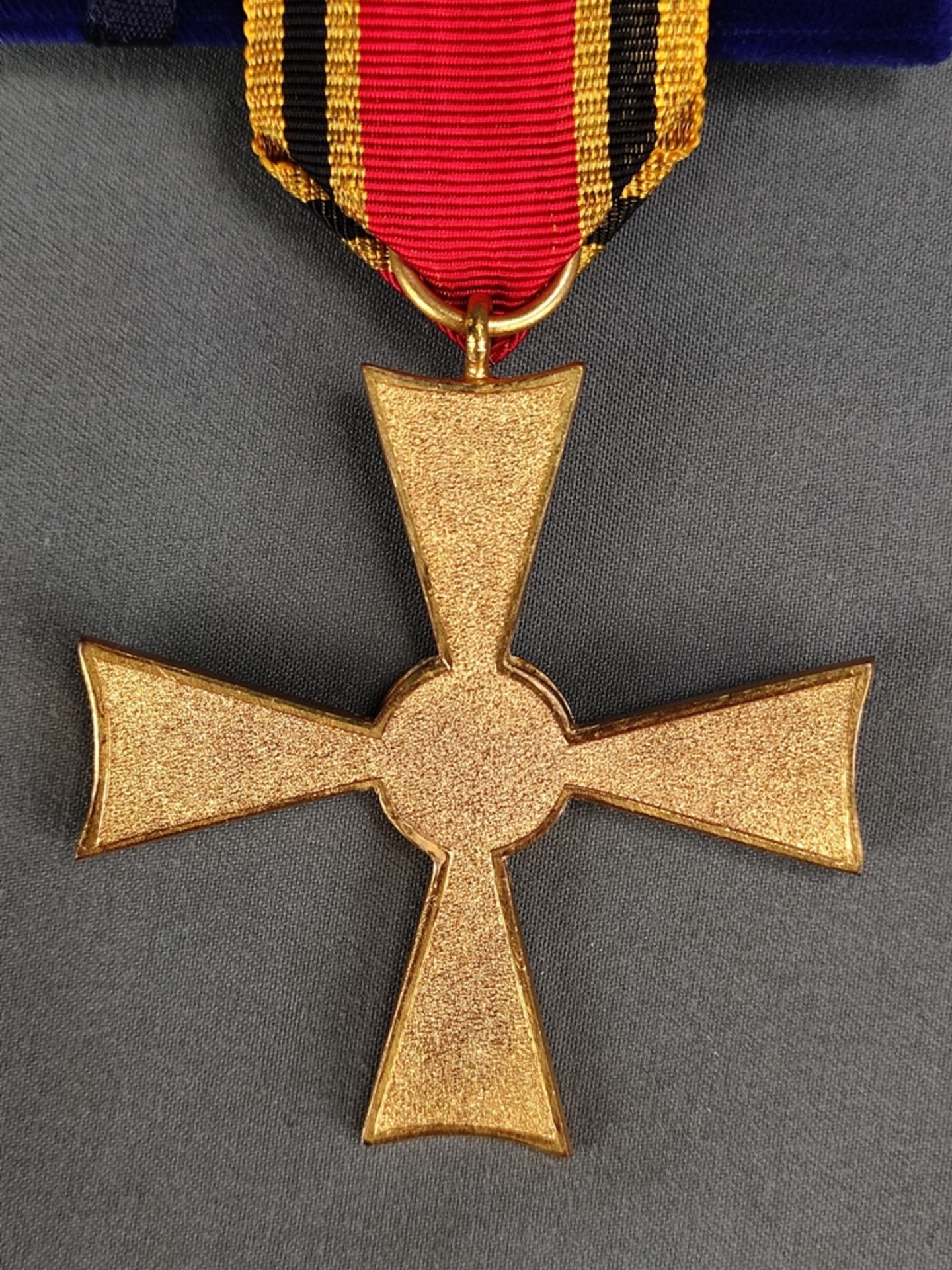 Federal Cross of Merit, in case, presented to Otto Müller on 13.11.61 for his services in the - Image 2 of 2