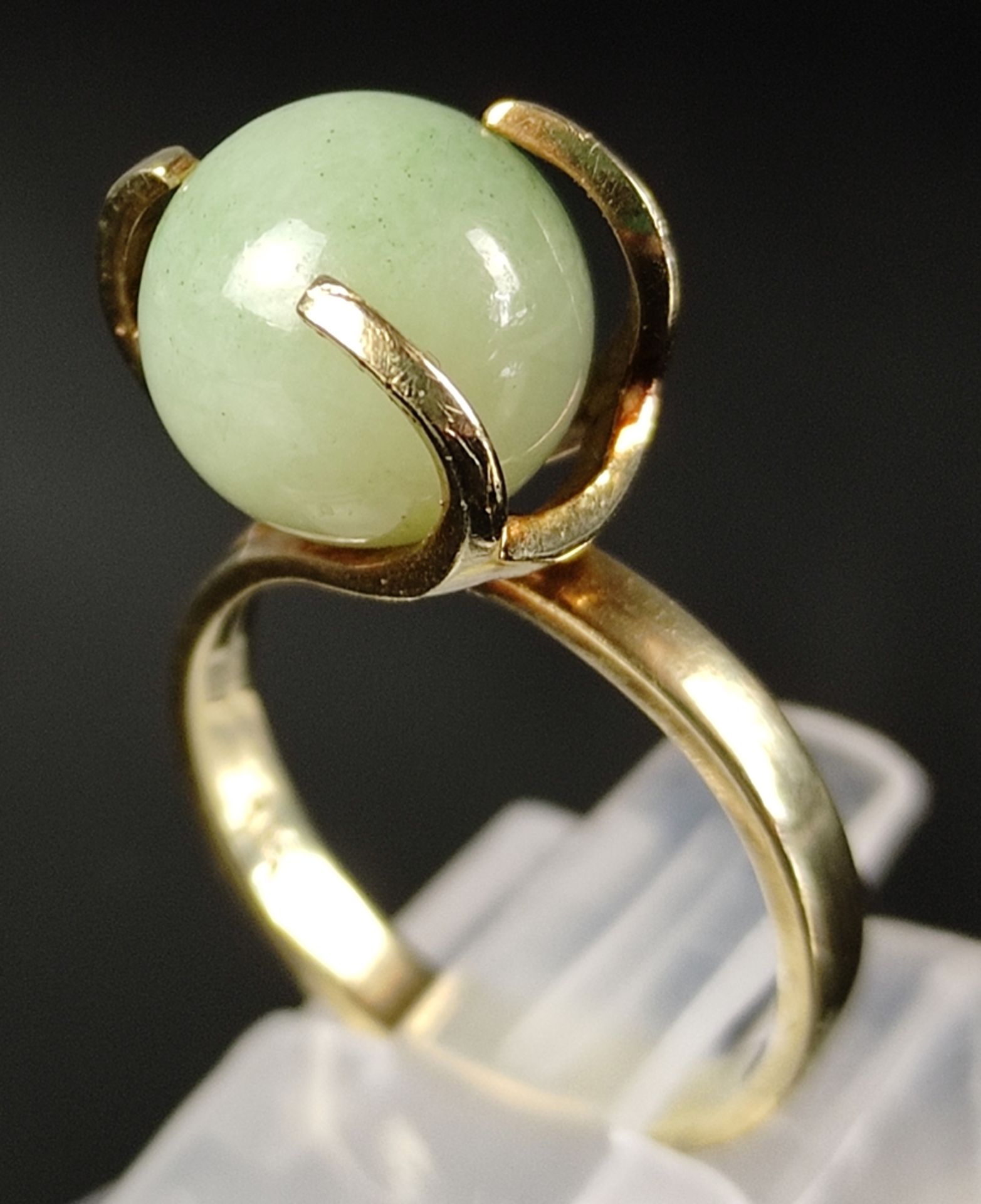 Exceptional ring, centered with aventurine ball, set in 585/14K yellow gold, 1930/40s, total - Image 4 of 5