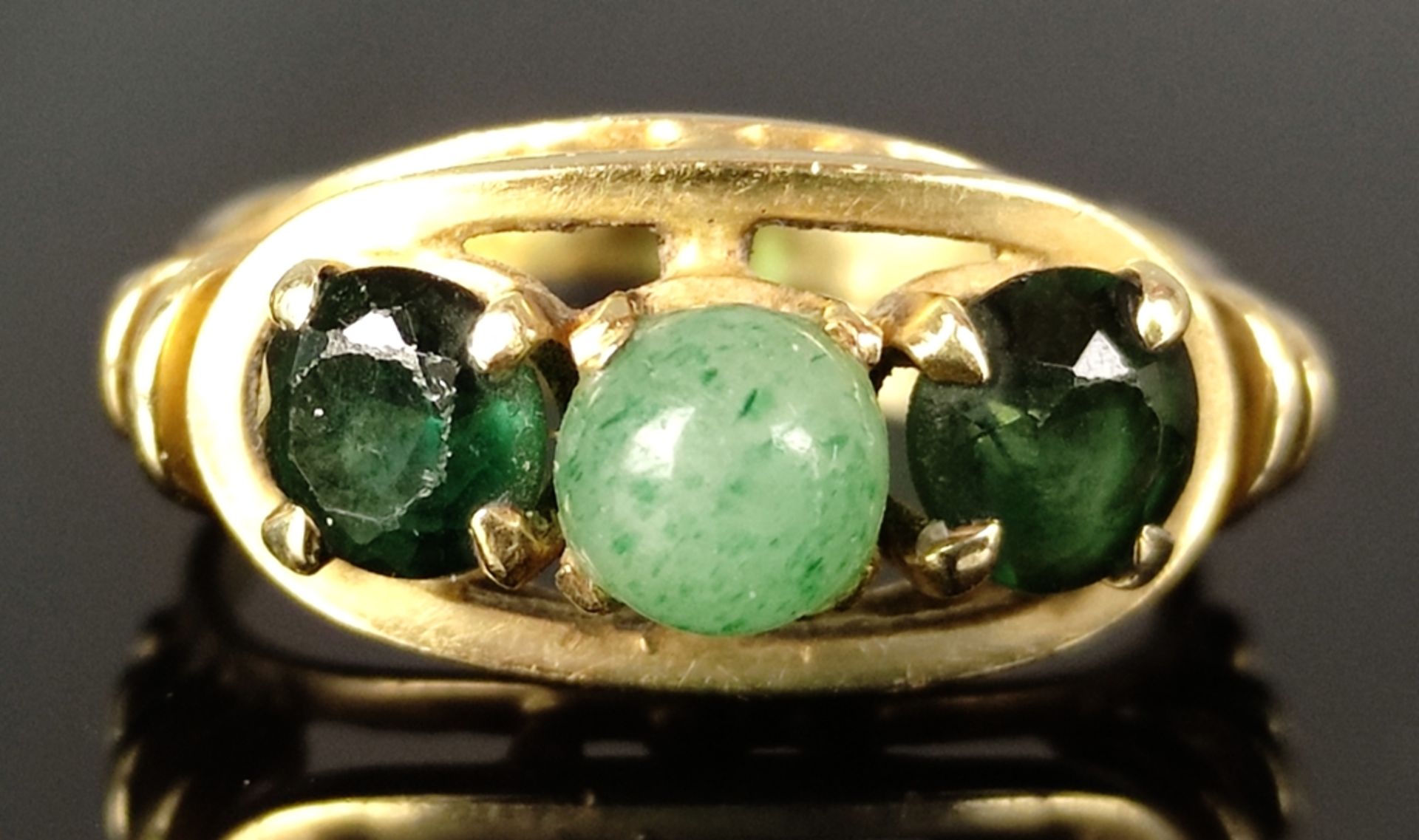 Ring centered lemon chrysoprase sphere, each next to it dark green gemstone, vintage, 585/14K yellow - Image 2 of 4