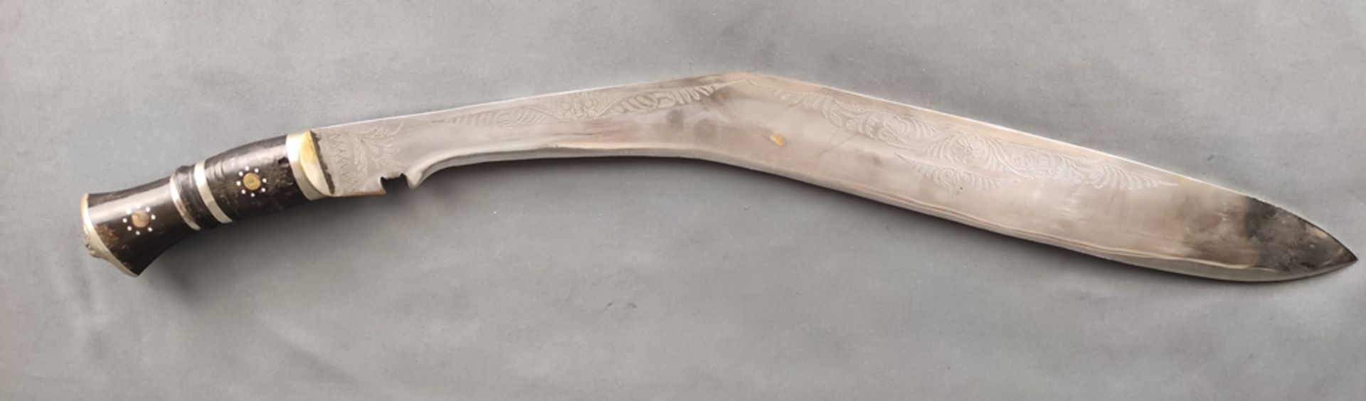 Khukuri sword, long curved blade, finely chased with floral decoration, single-edged, horn handle - Image 2 of 5