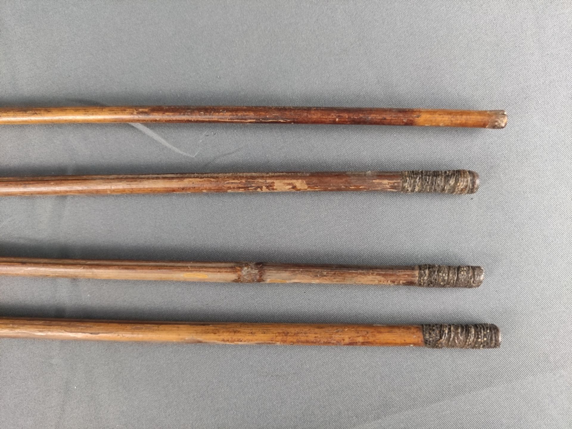 Four arrows with leather quiver, barbed iron arrowhead, cane, partly wrapped, Africa, probably - Image 3 of 4