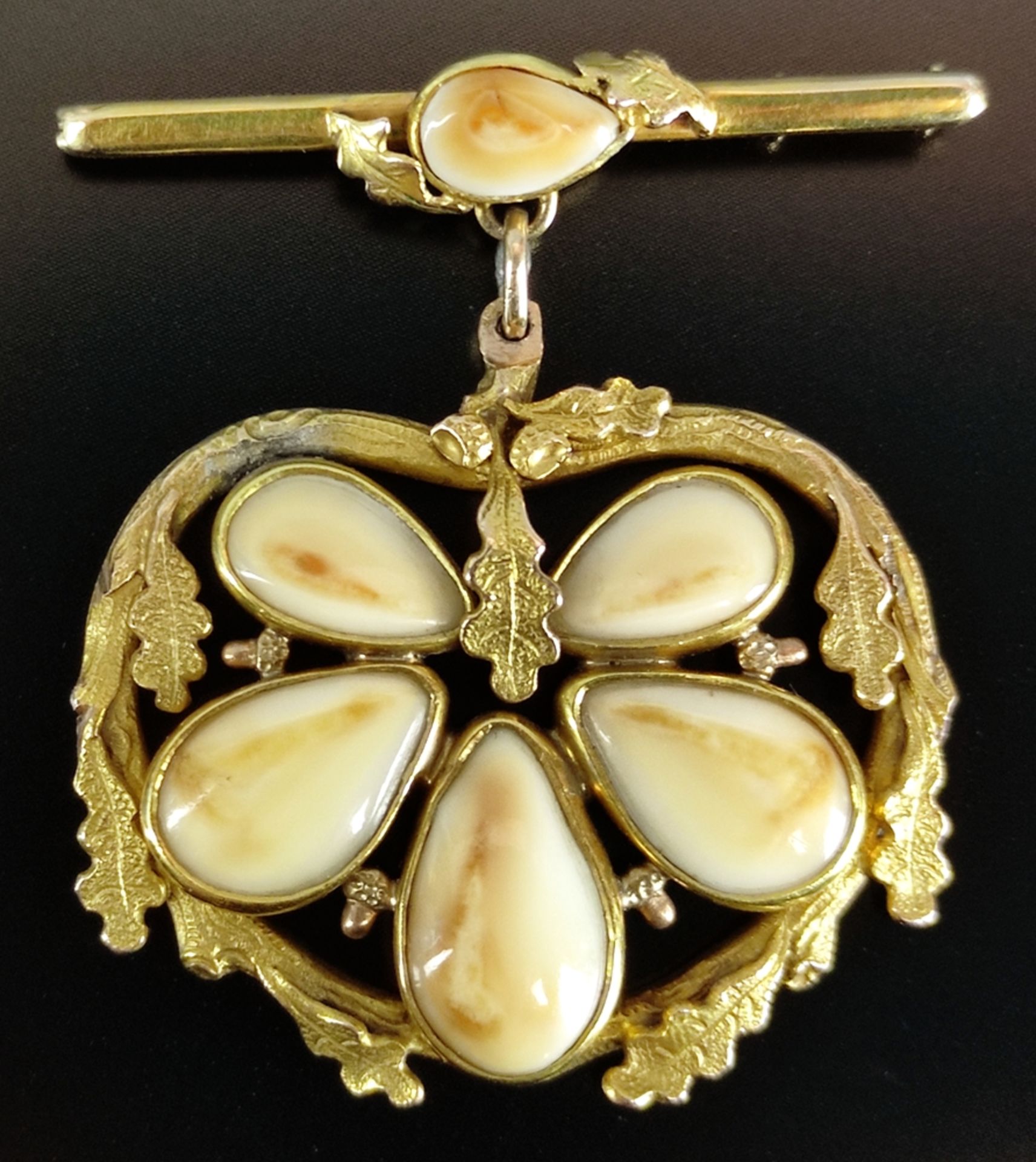 Grandl gold brooch, bar brooch with central set stag grandl as well as large suspension of 5
