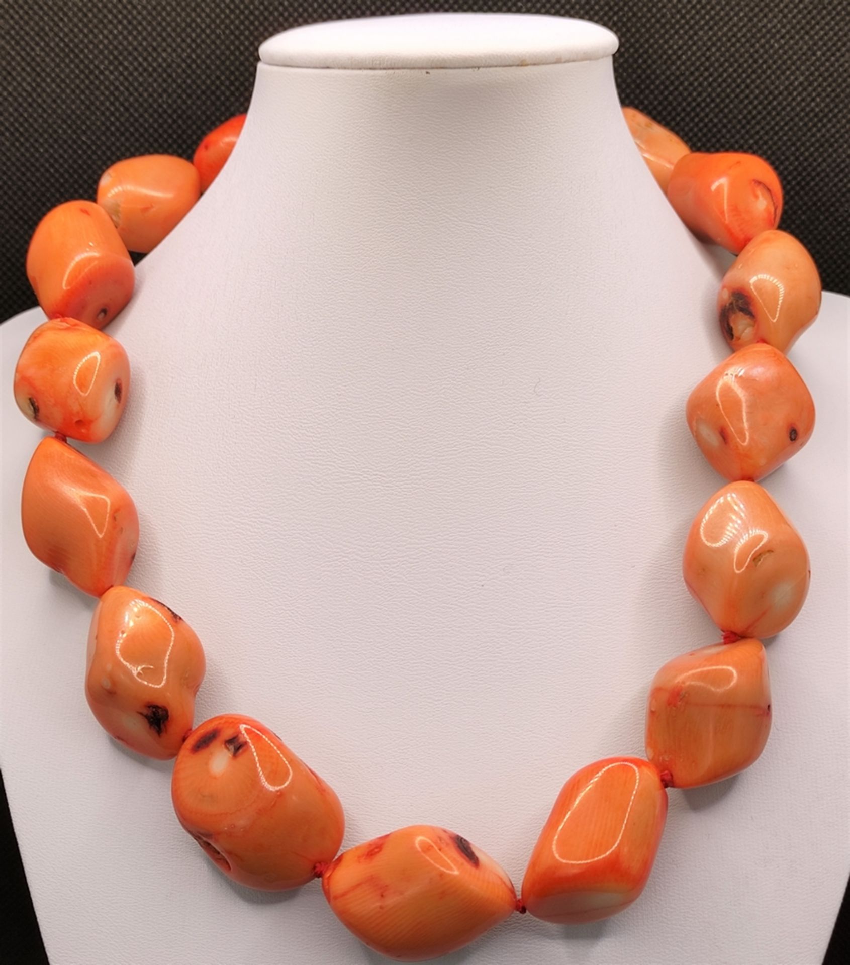 Coral necklace, made of coral pieces, Italy, ring clasp, length 44cm - Image 2 of 4