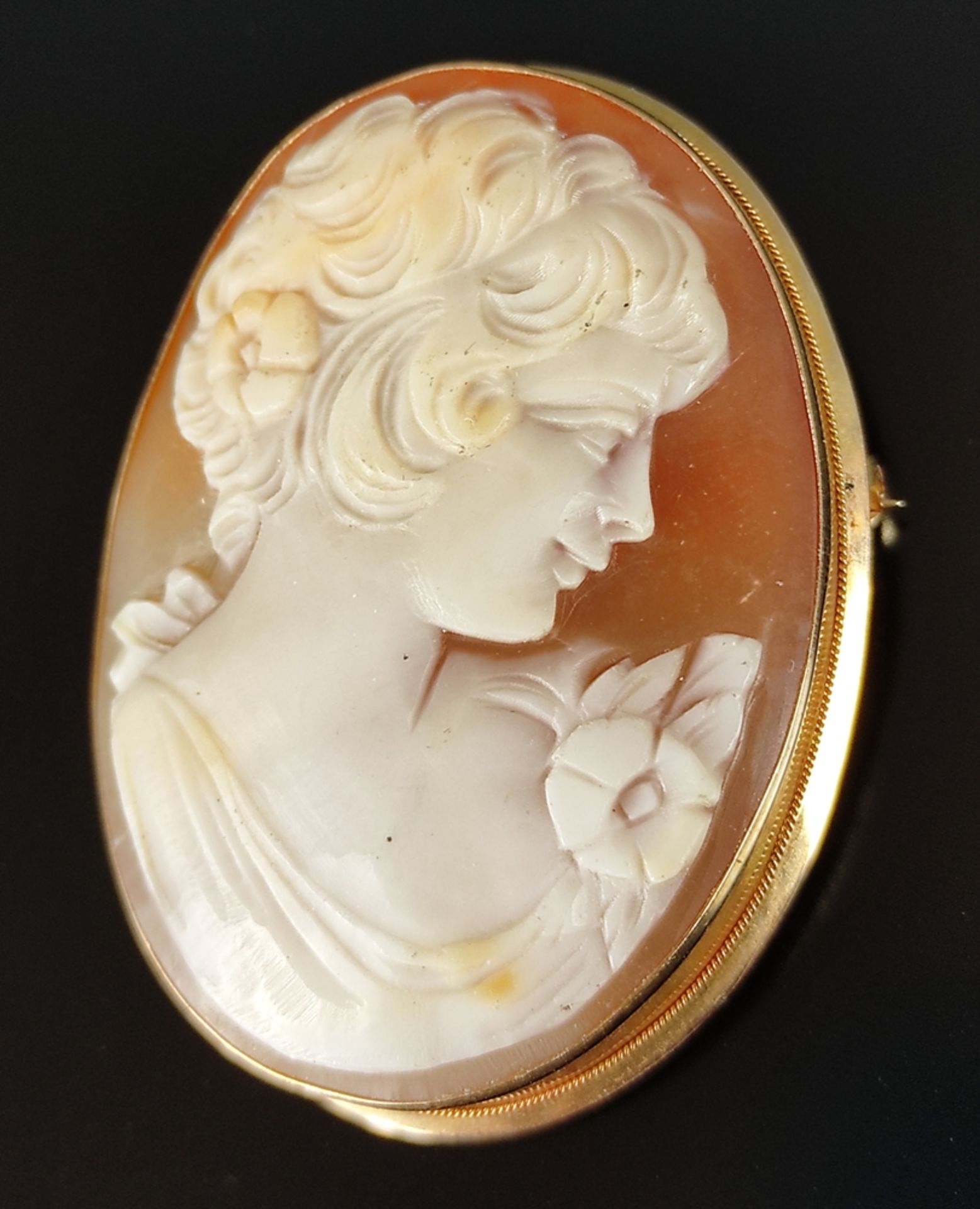 Shell cameo pendant/brooch, with girl profile, set in 750/18K yellow gold (tested), 19th century, - Image 2 of 4