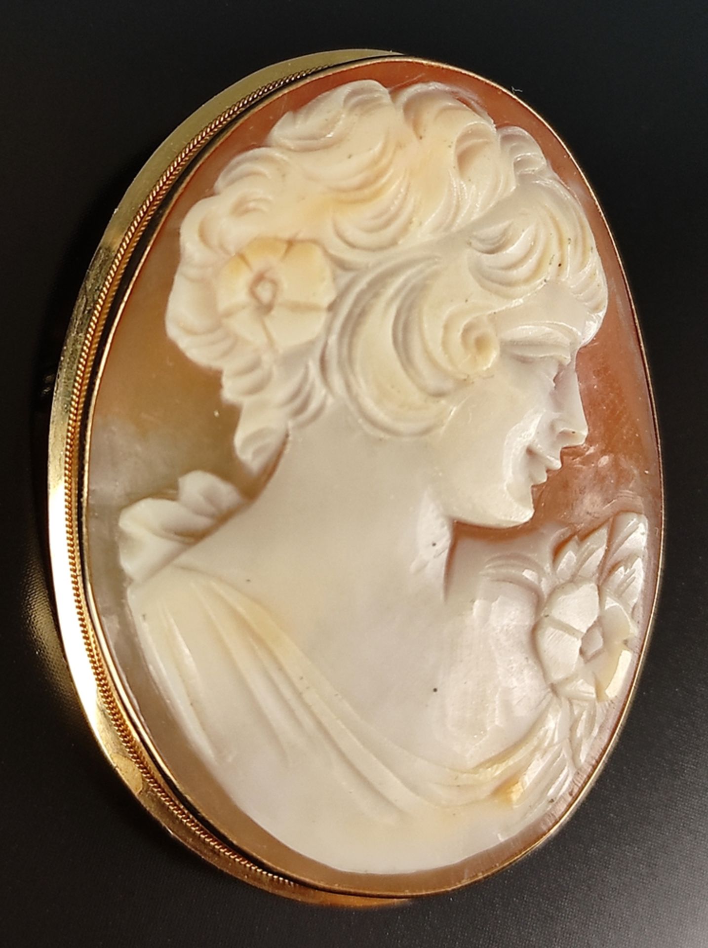 Shell cameo pendant/brooch, with girl profile, set in 750/18K yellow gold (tested), 19th century, - Image 3 of 4