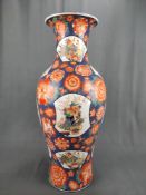 Große Bodenvase, Imari, polychromes Dekor mit Blumen und Pfa