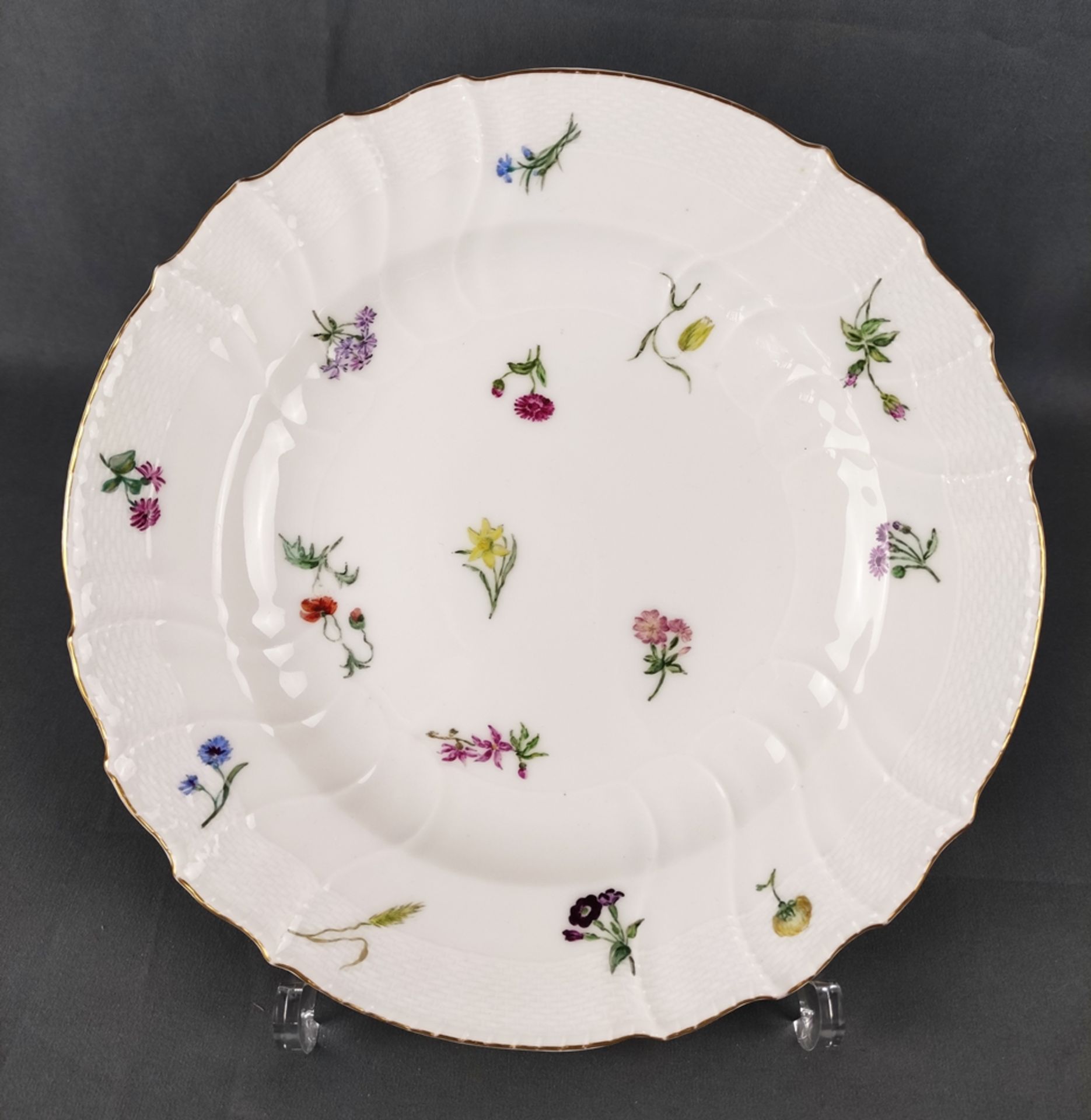 5 plates, KPM Berlin, design Neuosier, polychrome decorated with flowers, gold rim, mid-20th - Image 5 of 7