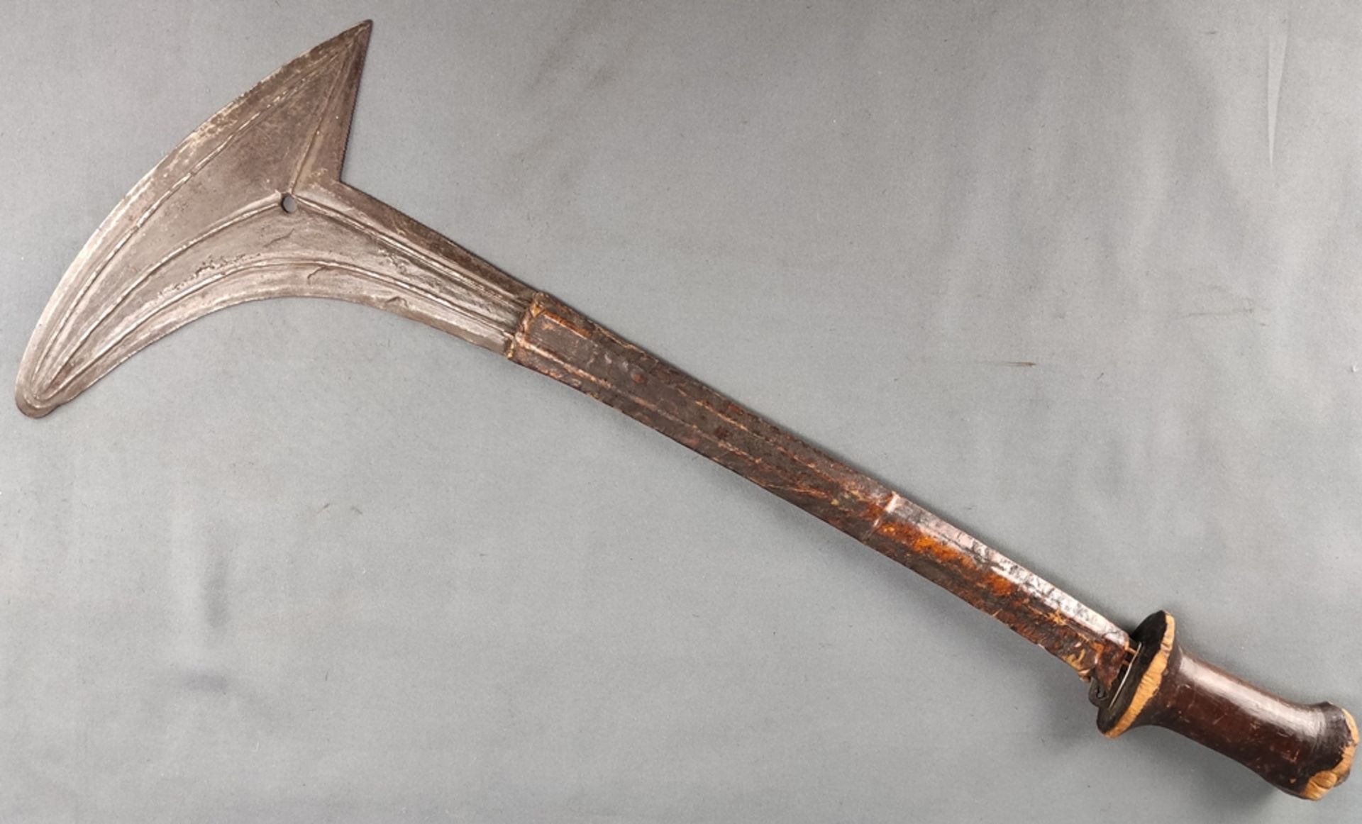 Throwing iron of the Gbaya, called za, light f-shape, double-edged, one side light saw teeth, - Image 2 of 4