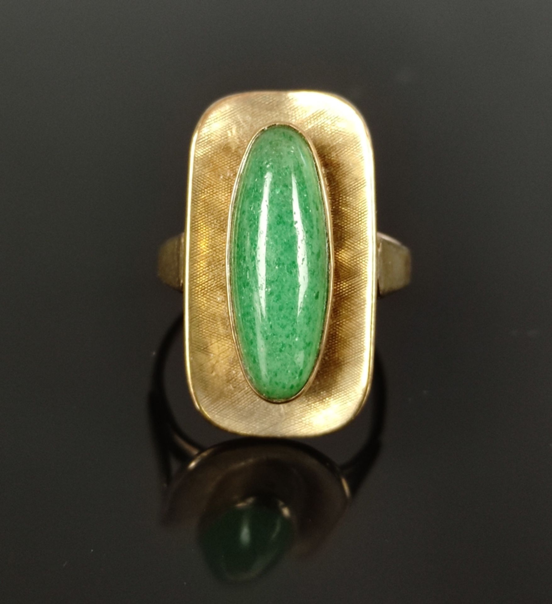 Art Deco ring, center oval aventurine quartz set by 333/8K yellow gold (tested), circa 1930, 3.4g, - Image 2 of 3