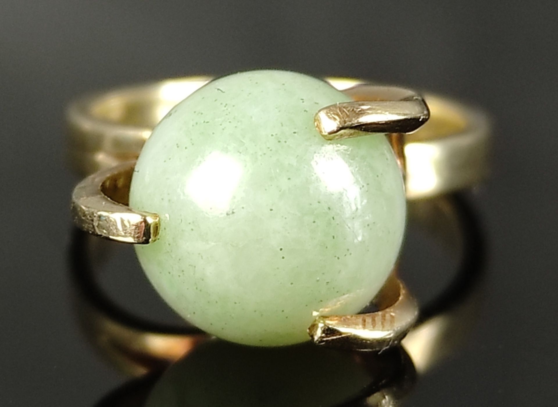 Exceptional ring, centered with aventurine ball, set in 585/14K yellow gold, 1930/40s, total - Image 2 of 5