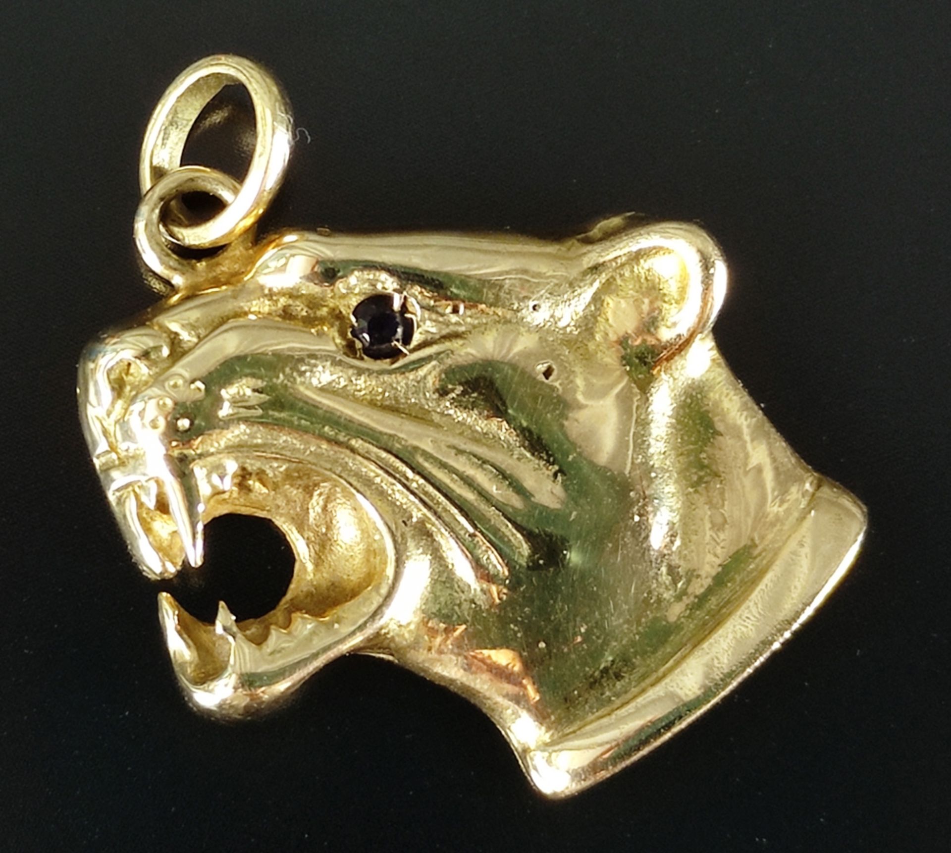 Jaguar pendant, head of a jaguar with opened mouth, eye probably sapphire, 585/14K yellow gold, 11,