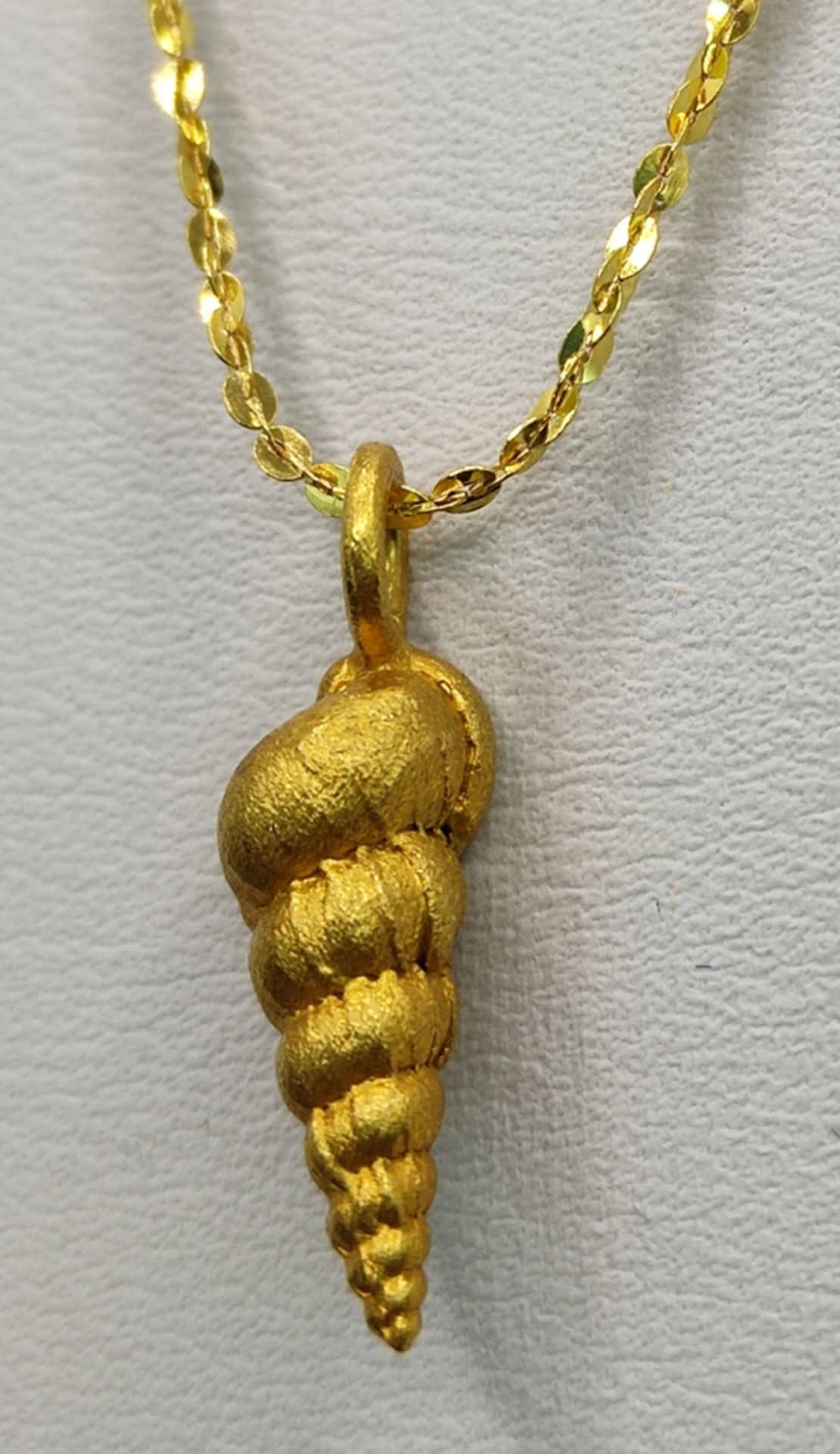 Nautical pendant in the shape of a shell, 750/18K yellow gold, 2,3g, length 1,9cm, on chain 375/9K - Image 3 of 5