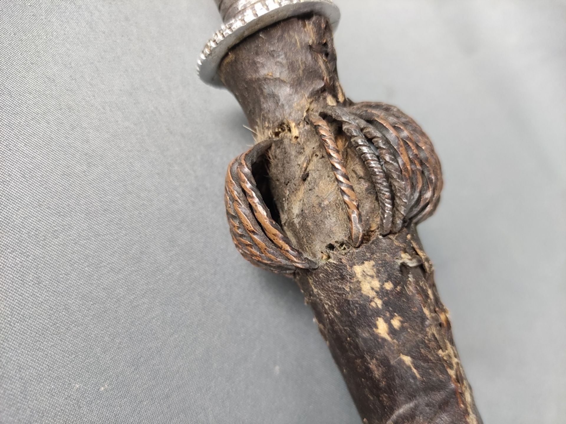 Short sword of the Yaka, "Mbeeli ya Phoko", southeastern Congo, distinctive by disc-shaped scabbard, - Image 6 of 6