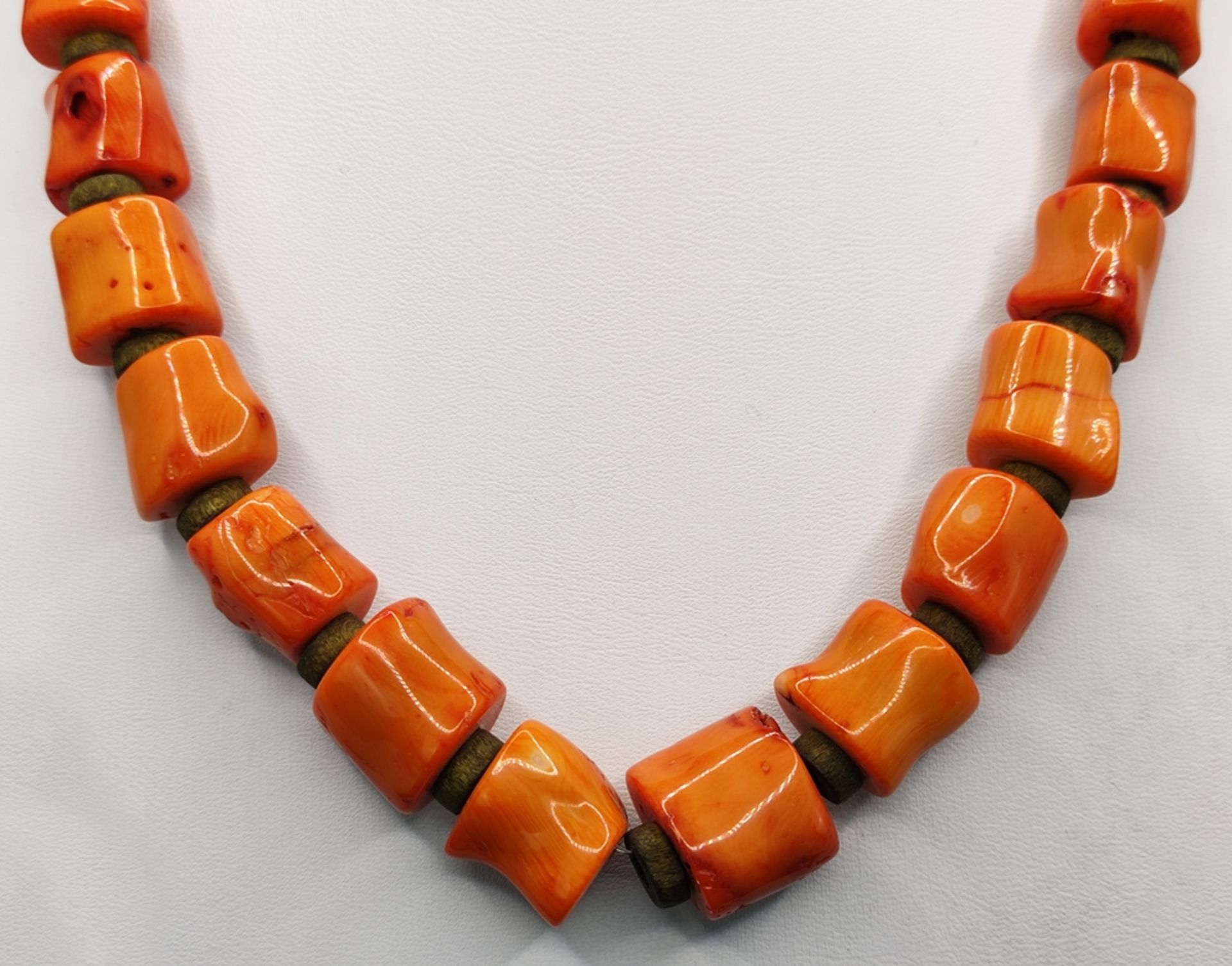 Coral necklace, cylindrical elements alternating with small wooden discs, lobster clasp, length