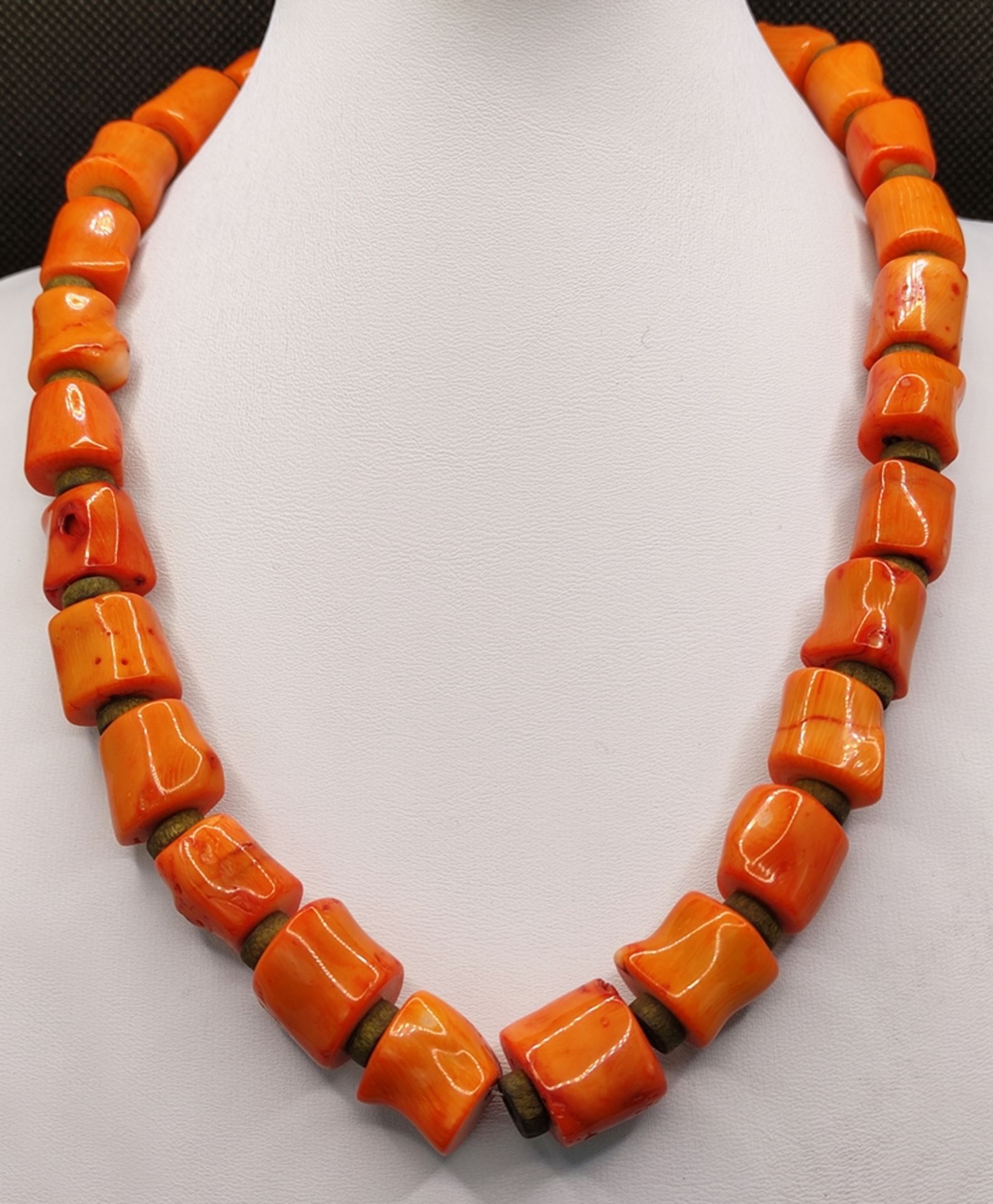 Coral necklace, cylindrical elements alternating with small wooden discs, lobster clasp, length - Image 2 of 3