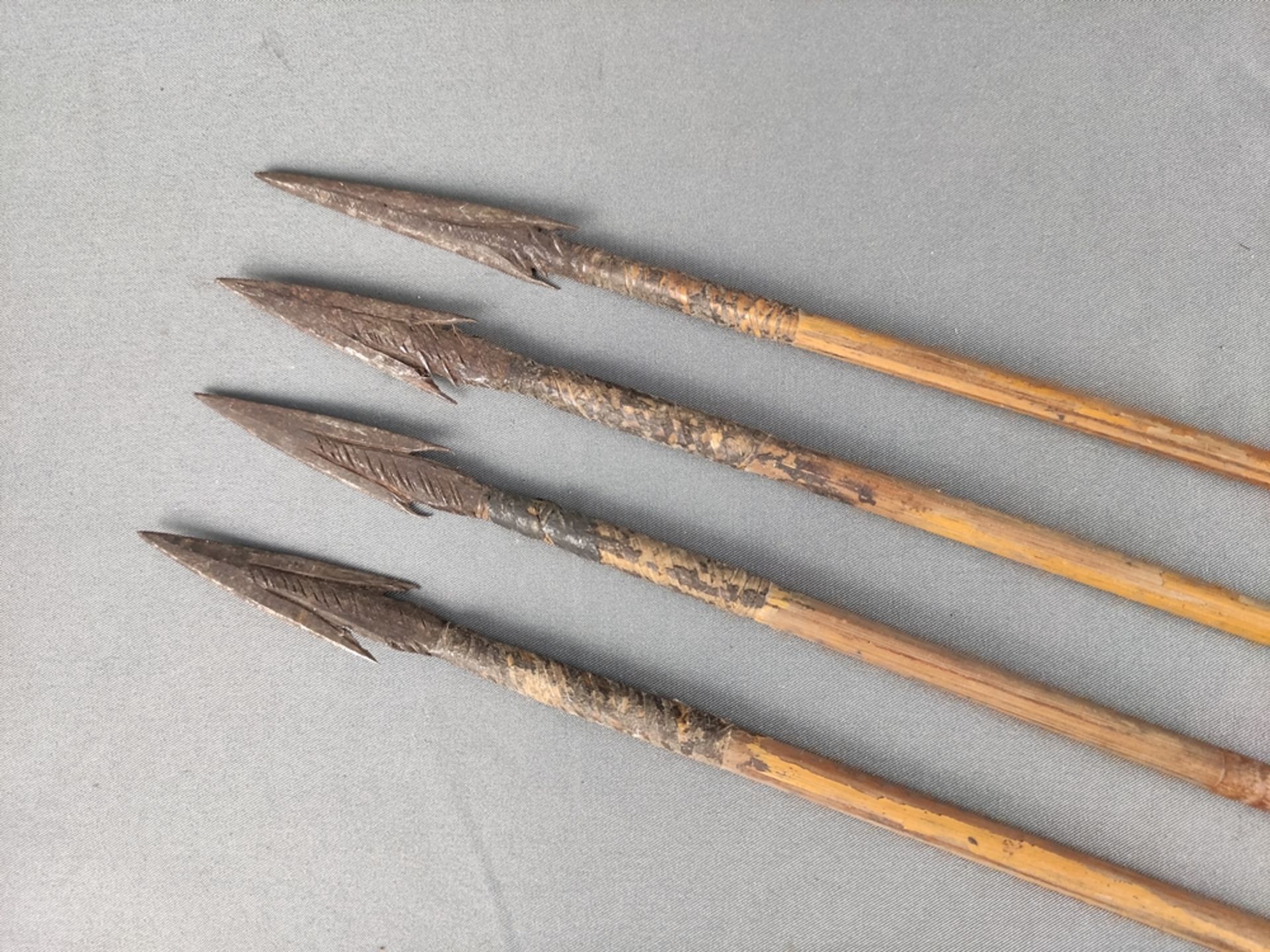 Four arrows with leather quiver, barbed iron arrowhead, cane, partly wrapped, Africa, probably - Image 2 of 4