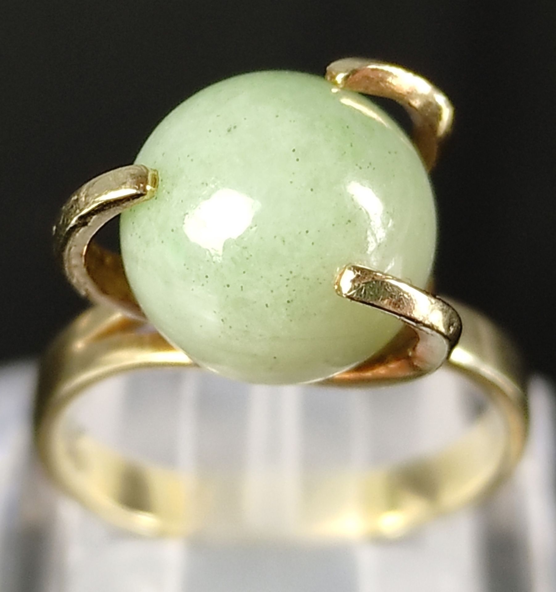 Exceptional ring, centered with aventurine ball, set in 585/14K yellow gold, 1930/40s, total - Image 3 of 5