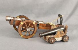 Zwei Modellkanonen, Eisenkanone auf Zweiradwagen aus Holz mi