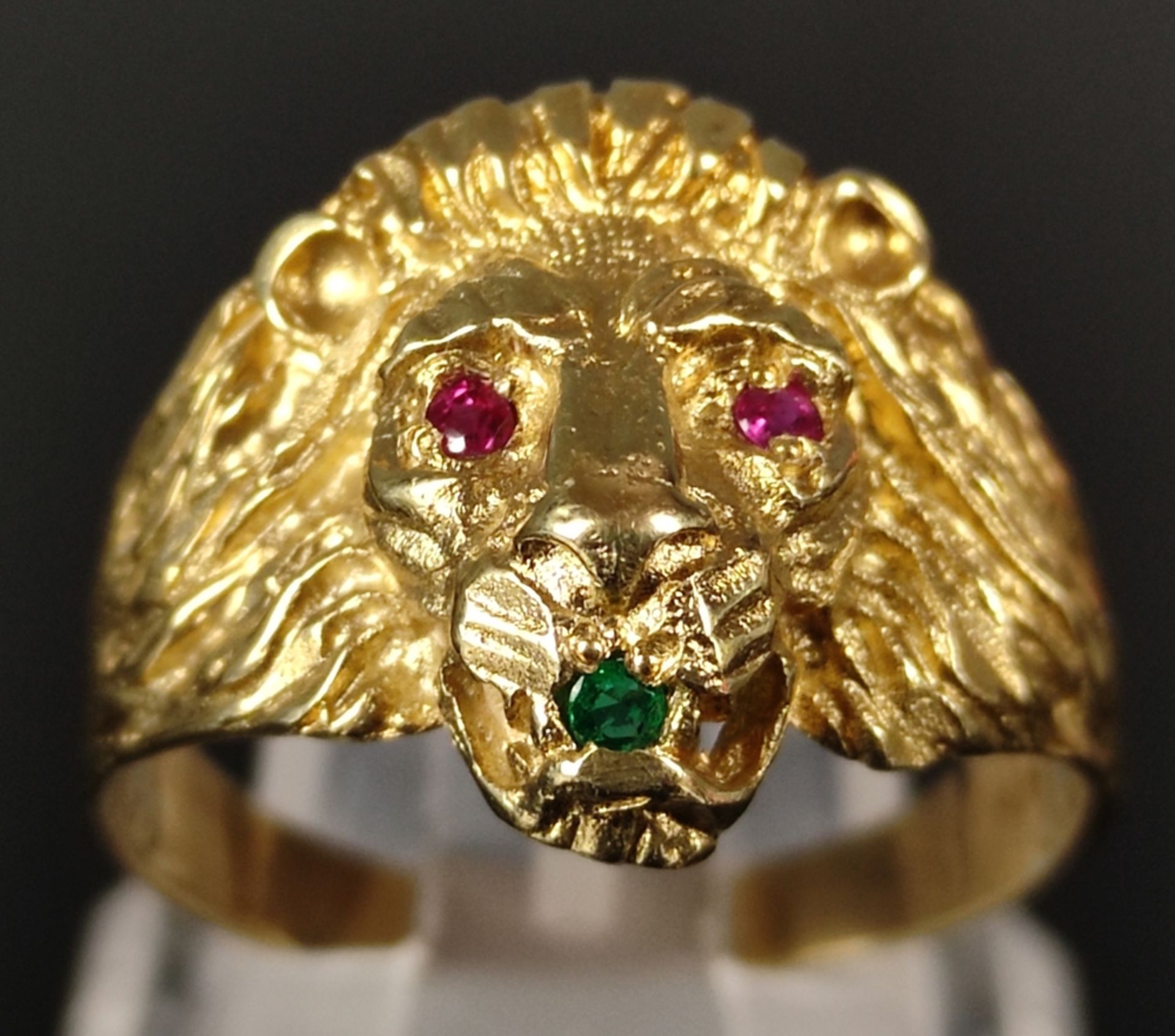 Ring as a lion head, finely carved in relief and the eyes set with natural faceted rubies, in the - Image 3 of 5