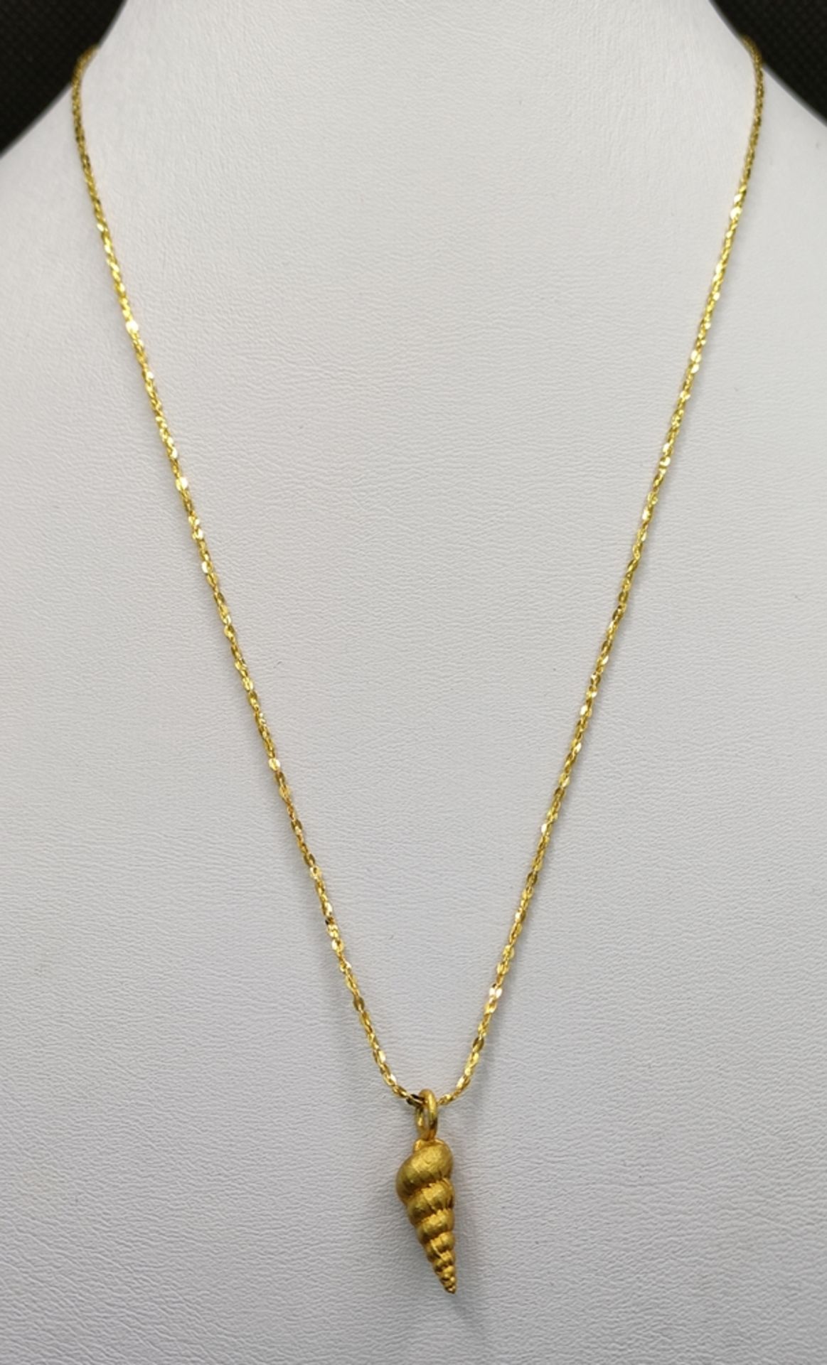 Nautical pendant in the shape of a shell, 750/18K yellow gold, 2,3g, length 1,9cm, on chain 375/9K - Image 2 of 5