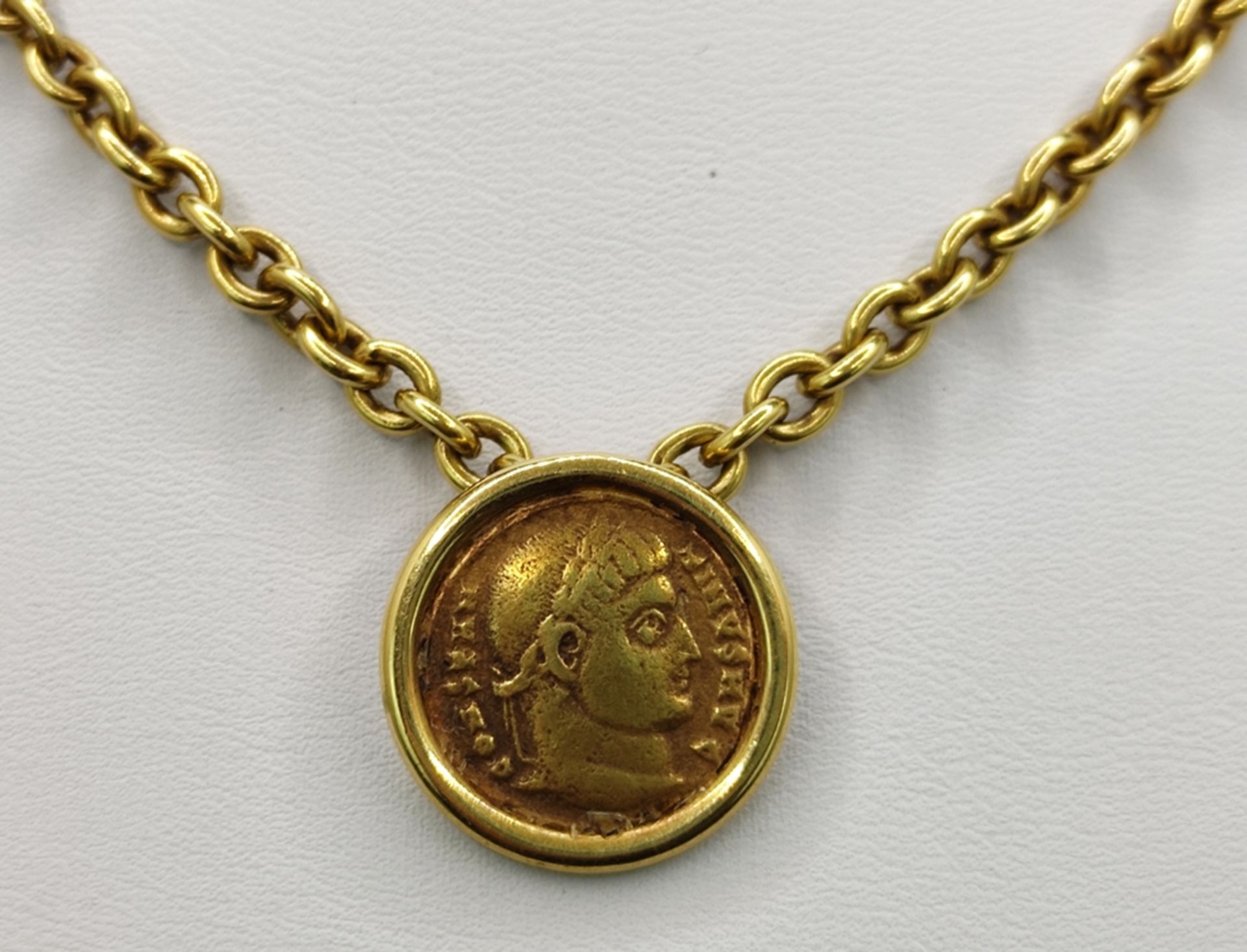 Anchor chain, square, 750/18K yellow gold, with gilt bronze follis from the beginning of the 4th