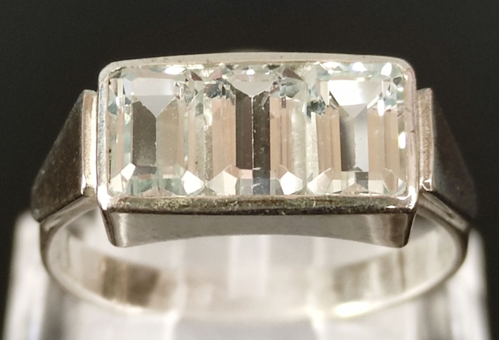 Art Deco aquamarine ring, ring head set with three faceted, natural, tested aquamarines of 1.6ct - Image 3 of 5