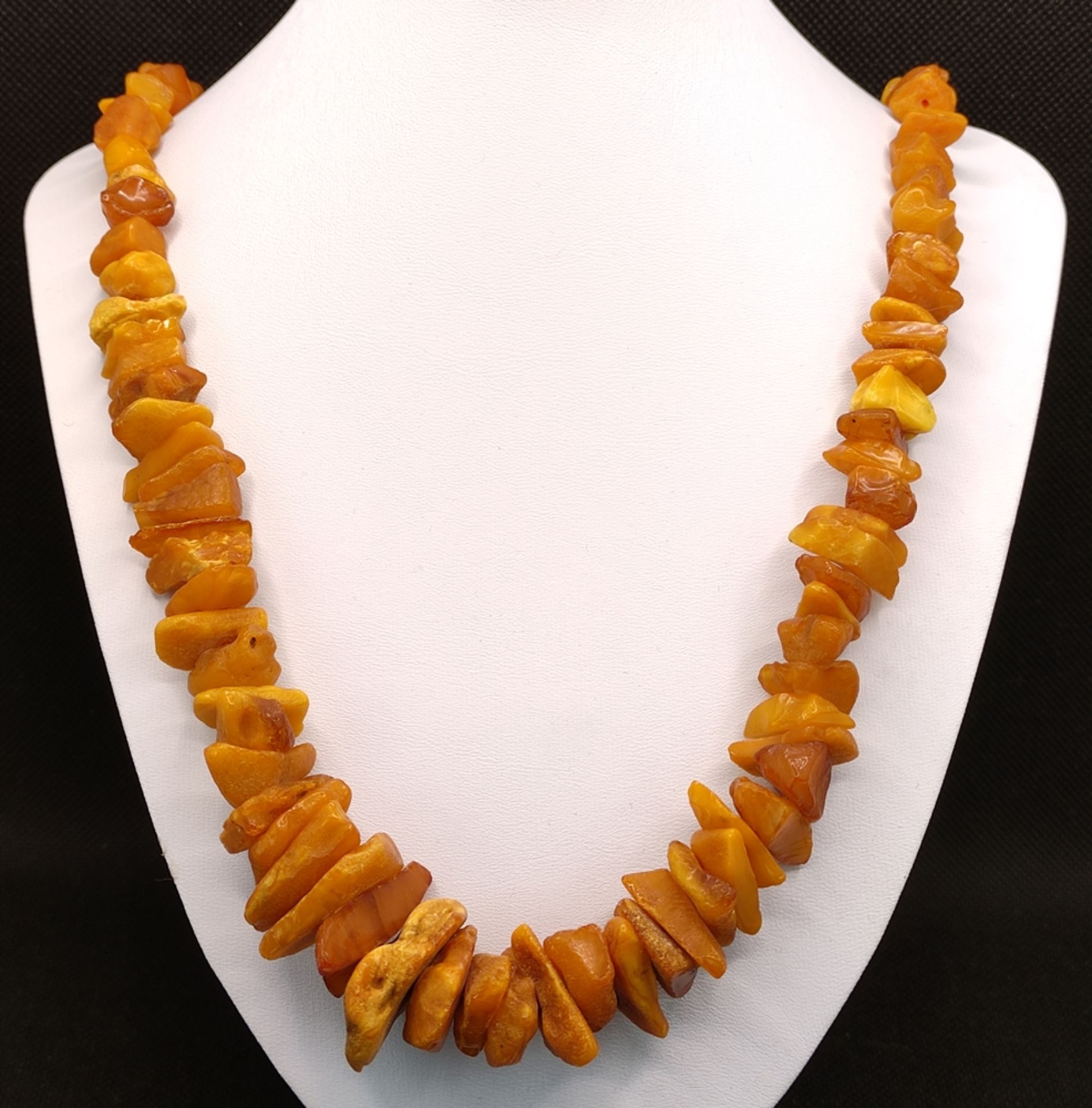 Long butterscotch amber necklace, natural amber stones increasing in size towards the center, length - Image 3 of 3