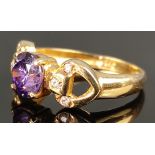 Ring mit facettiertem violettem Schmuckstein, flankiert von je drei kleinen Zirkonia, 585/14K Gelbg