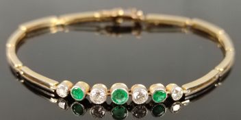 Armkette, besetzt mit 3 Smaragden und 4 Brillanten, 585/14K Gelbgold, Steckschließe mit Sicherheits