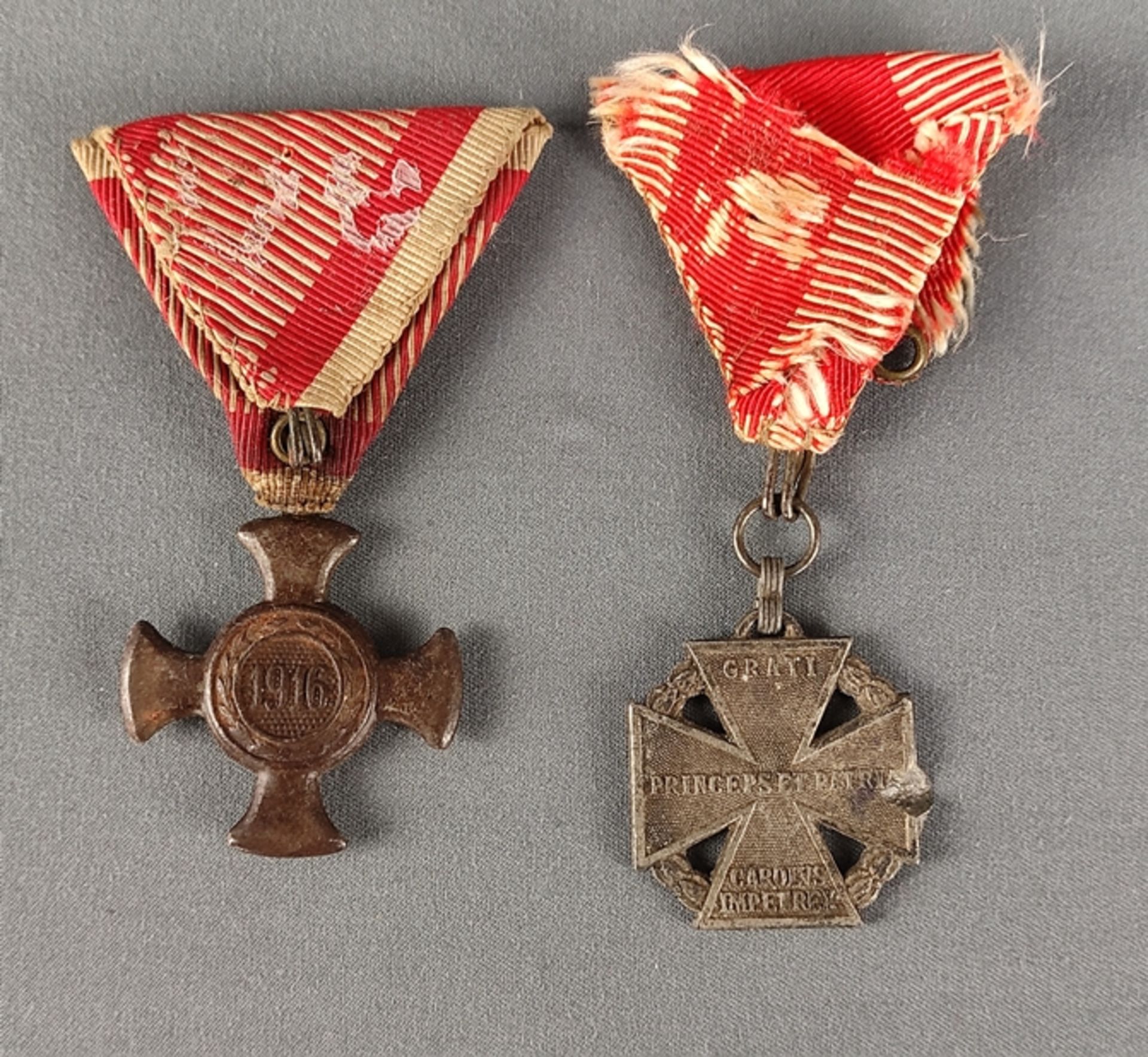 Österreich, K&K Monarchie, 2 Abzeichen, bestehend aus Karl Truppenkreuz, an Band, (rechts beschädig - Bild 2 aus 2