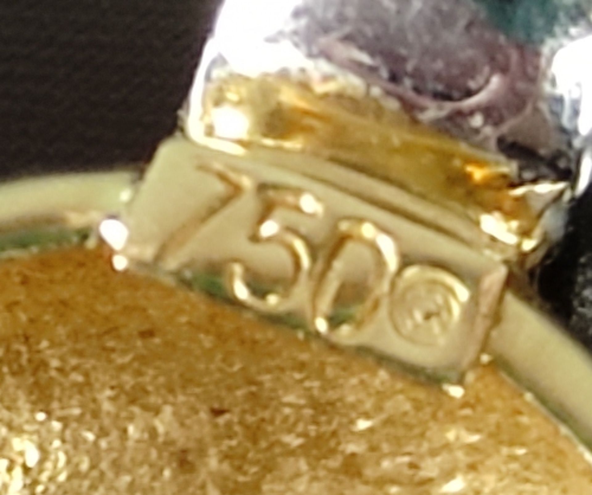 Anhänger mit Schriftzug "LOVE", mit einem Saphir und 15 Brillanten, 750/18K Gelb- und Weißgold, 2,3 - Bild 2 aus 2