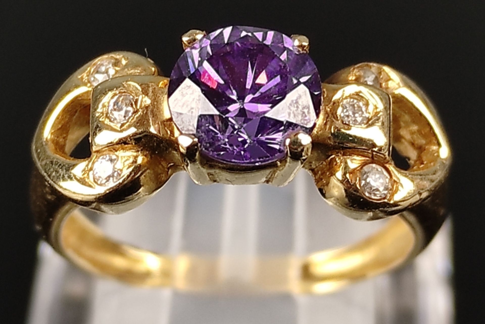 Ring mit facettiertem violettem Schmuckstein, flankiert von je drei kleinen Zirkonia, 585/14K Gelbg - Bild 3 aus 5