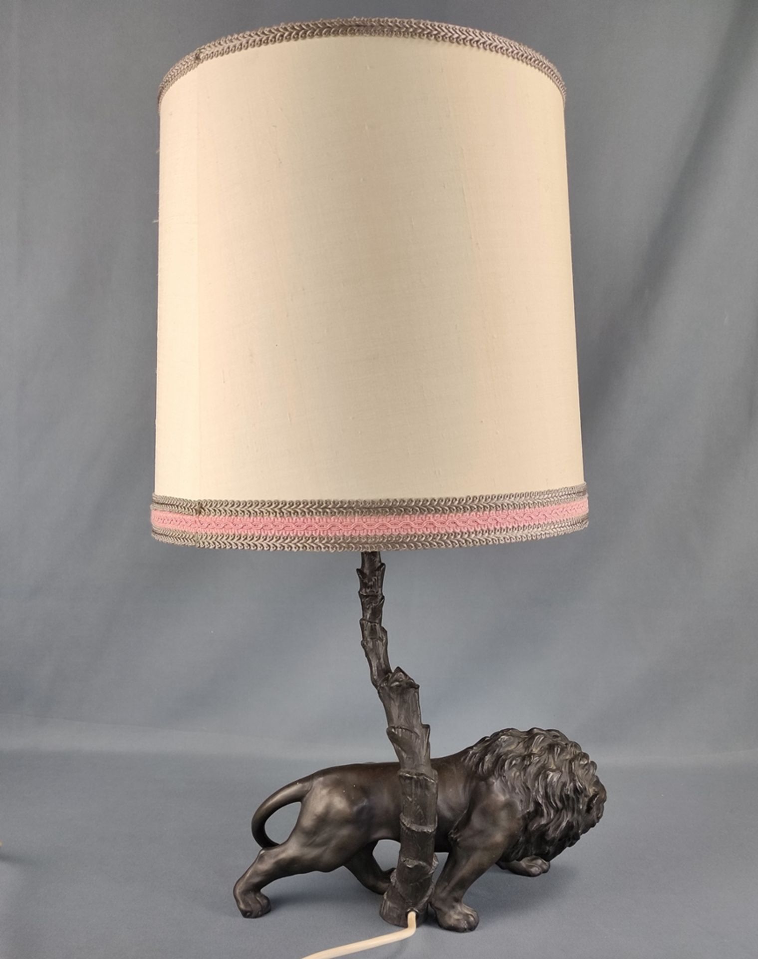 Lion table lamp, base of a sculptured lion, behind it palm tree trunk with lampshade, bronze castin - Image 2 of 2