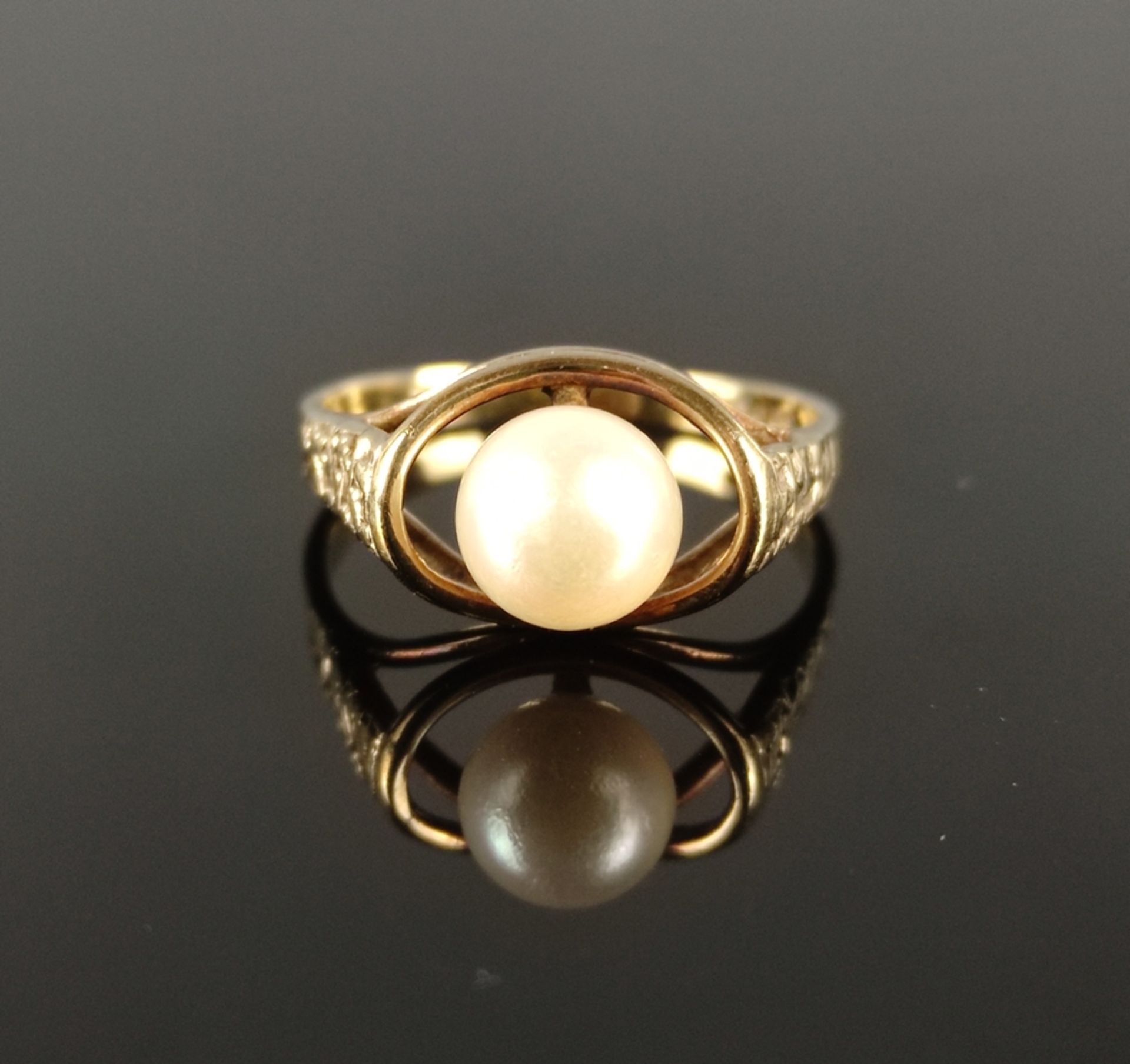 Perl-Ring, mittig runde Perle mit schönem weißen Lüster, 333/8K Gelbgold, 2,1g, Ringgröße 52 - Bild 2 aus 5