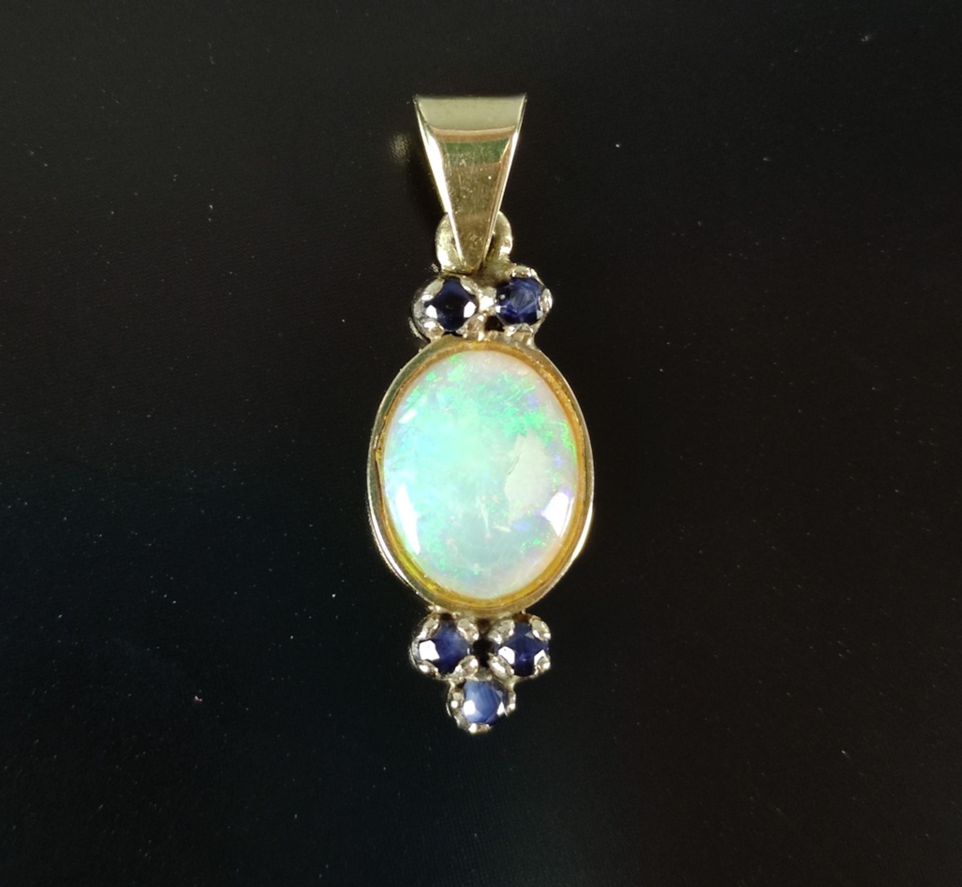 Opal-Anhänger, ovale Opal-Doublette, eingefasst in 585/14K Gelbgold, darum 5 kleine Saphire, Gewich