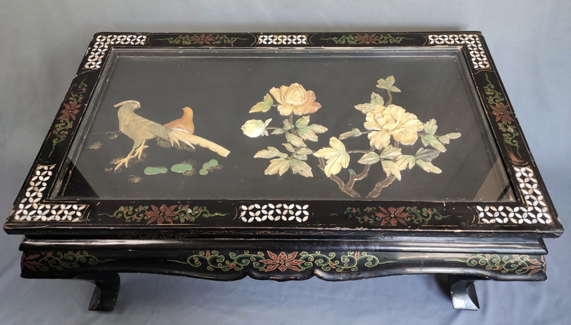 Table, low rectangular top, on four curved legs, richly inlaid with mother-of-pearl inlays in flora - Image 2 of 2