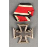 Eisernes Kreuz, Drittes Reich, gewölbte Ausführung, Eisenkern, anbei Bandstück