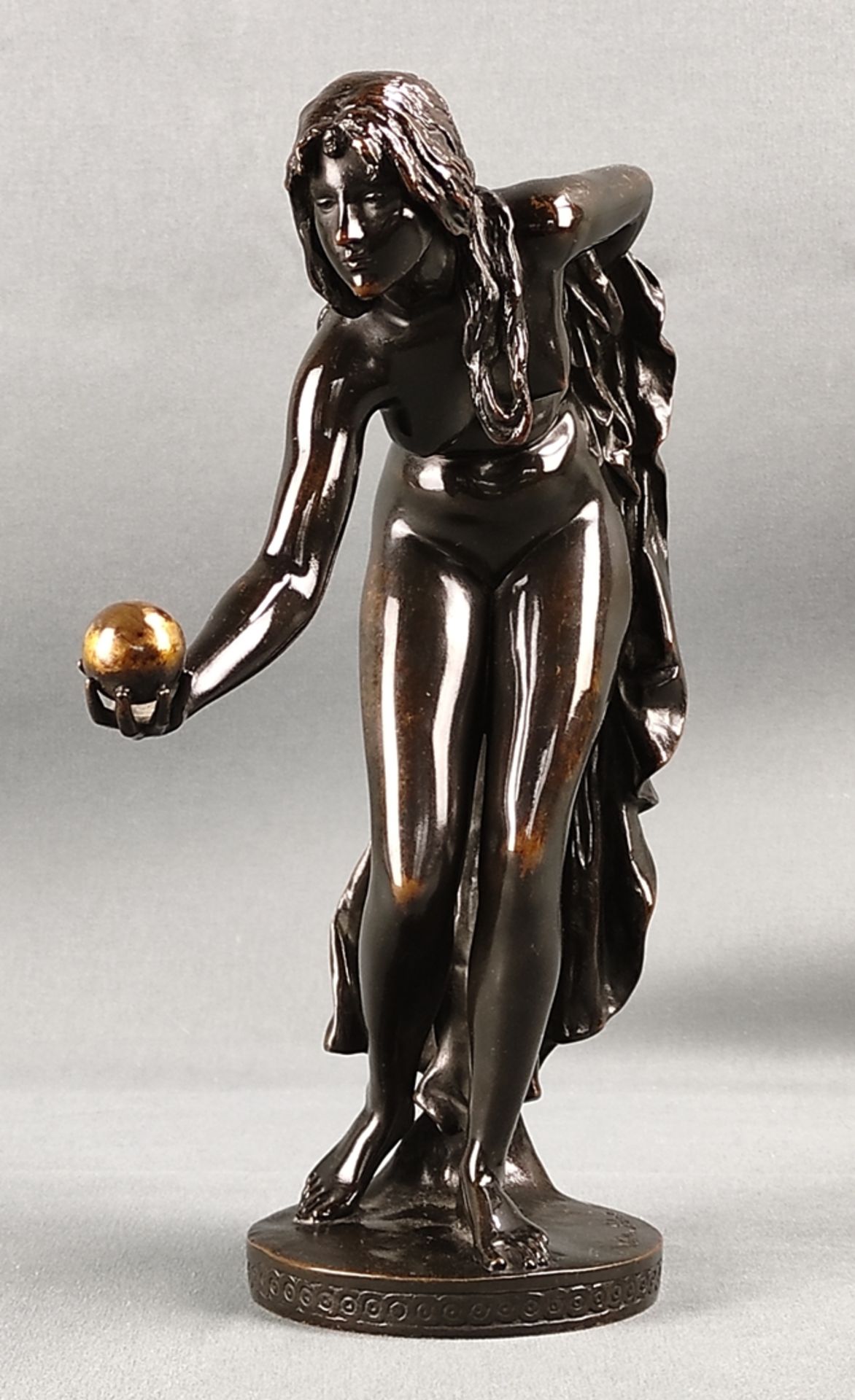 Kugelspielerin, weiblicher Akt, in der rechten Hand eine Goldkugel, auf runder Basis, signiert "Wal