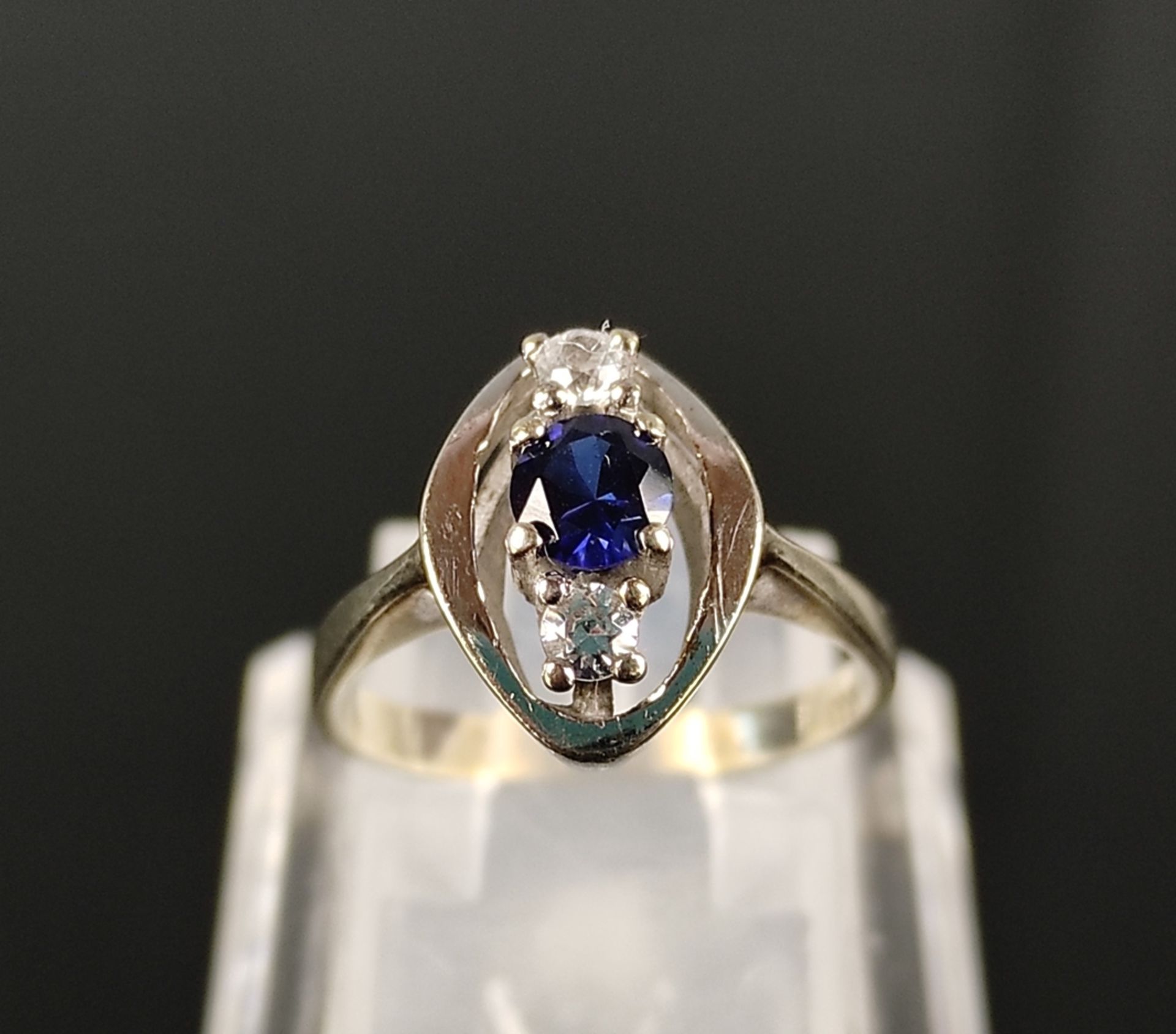 Sapphire ring, two cubic zirconia and center sapphire around 0.4ct, 333/8K white gold, 2.7g, ring s - Image 3 of 4