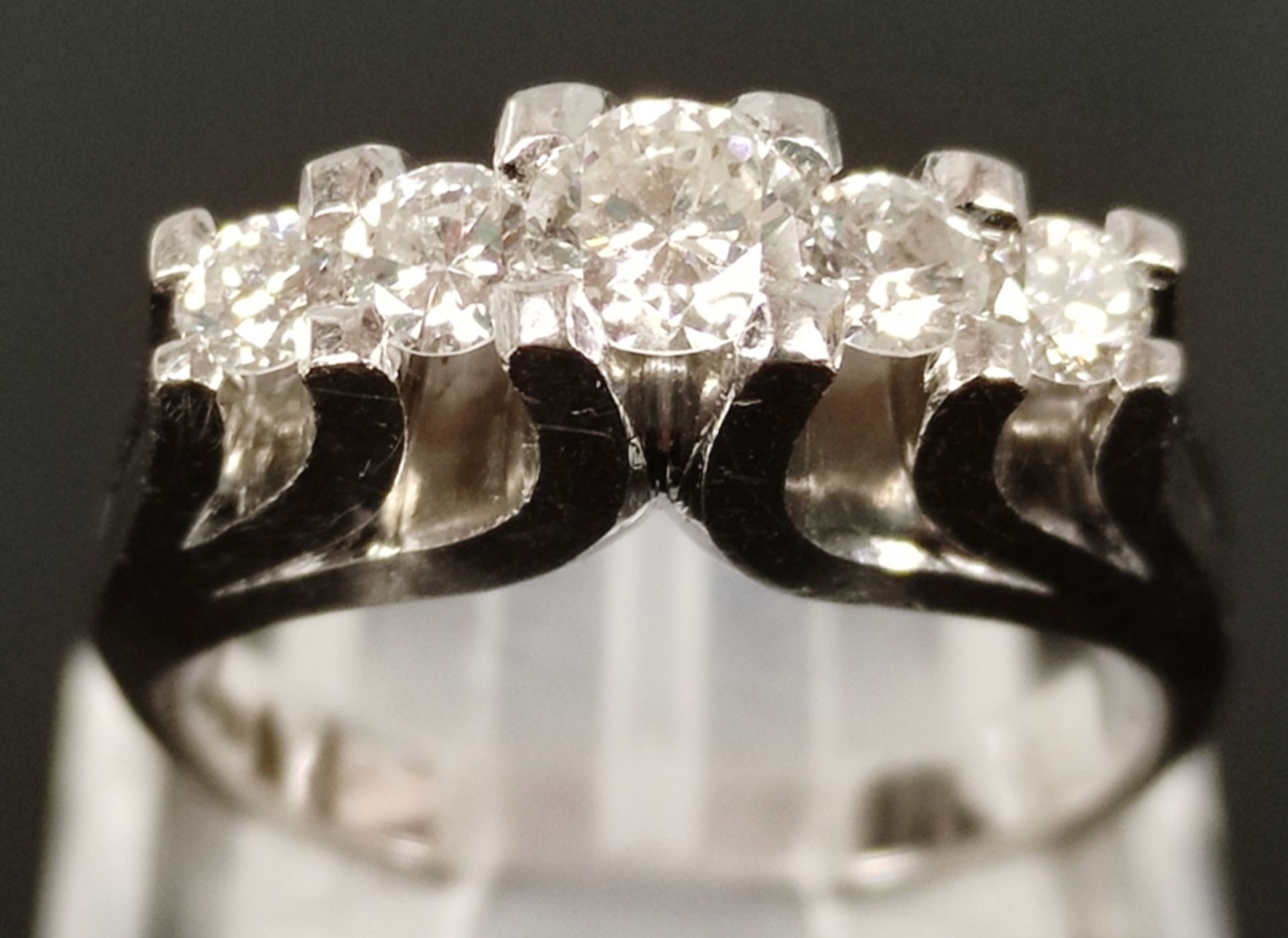 Diamond ring, centered with 5 diamonds, together around 0,9ct, set in 750/18K white gold, 10,3g, ri - Image 3 of 5