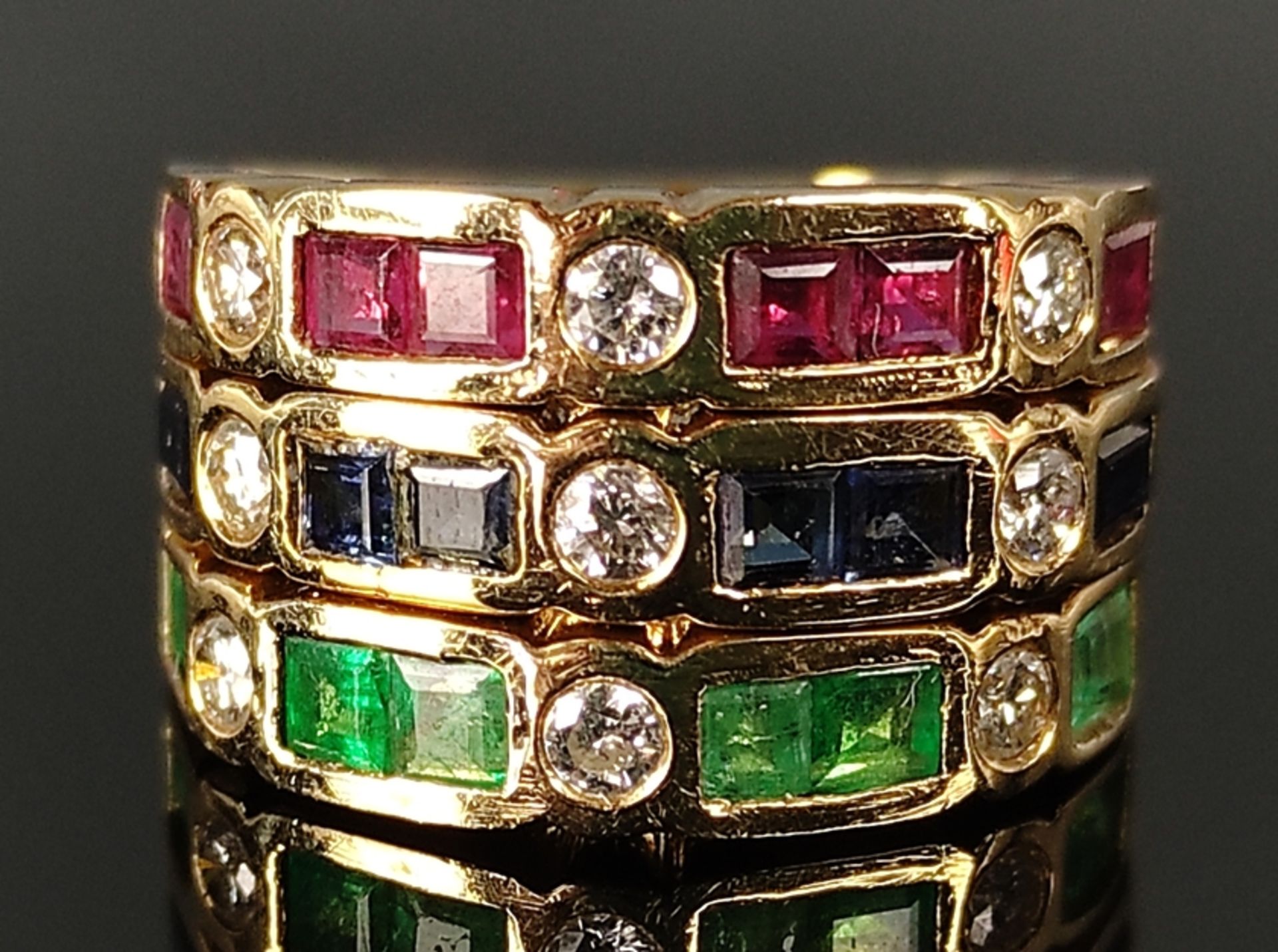 Breiter Ring, mit Saphiren, Rubinen, Smaragden und neun kleinen Brillanten, 750/18K Gelbgold, 8,7g, - Bild 2 aus 3