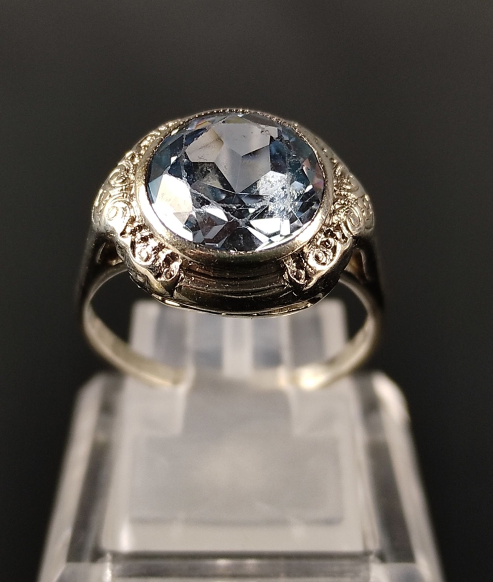 Art-Déco ring set with a round faceted aquamarine spinel in stepped border surrounded by relief orn - Image 4 of 4