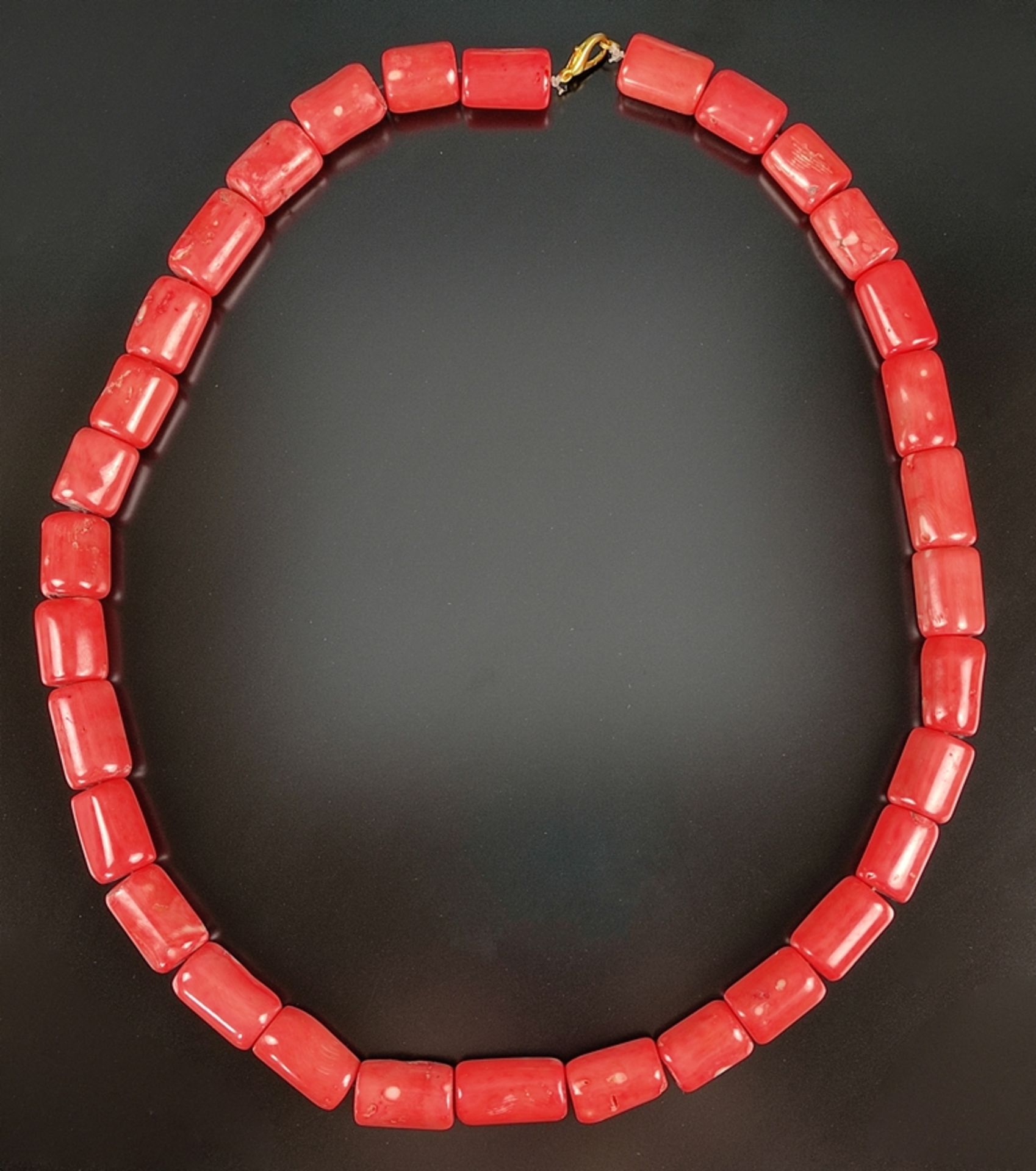 Big coral necklace, 32 cylindrical elements (each ca.26x16mm) on strand, gold plated lobster clasp, - Image 2 of 3