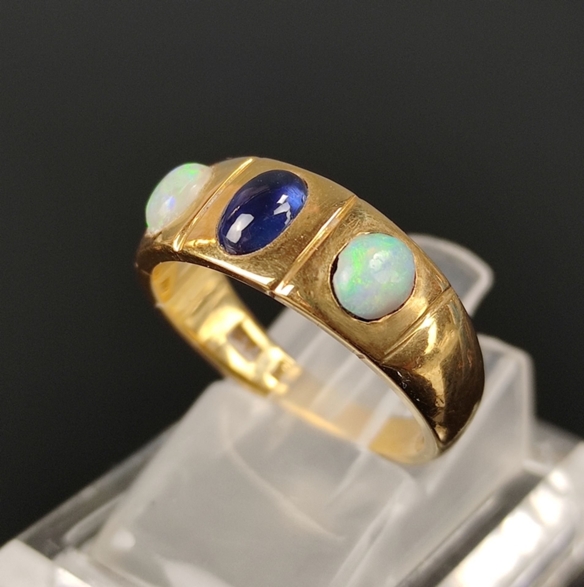 Opal-Saphir-Ring, mittig Saphir-Cabochon (ca.6x4mm), je daneben ein Oval-Cabochon, wohl England, 75 - Bild 3 aus 4