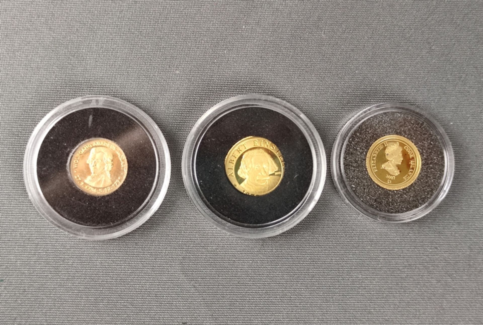 3 Goldmünzen/Medaillen, bestehend aus 1500 Francs, Albert Einstein, 1/25 Unze, Feingold, Durchmesse