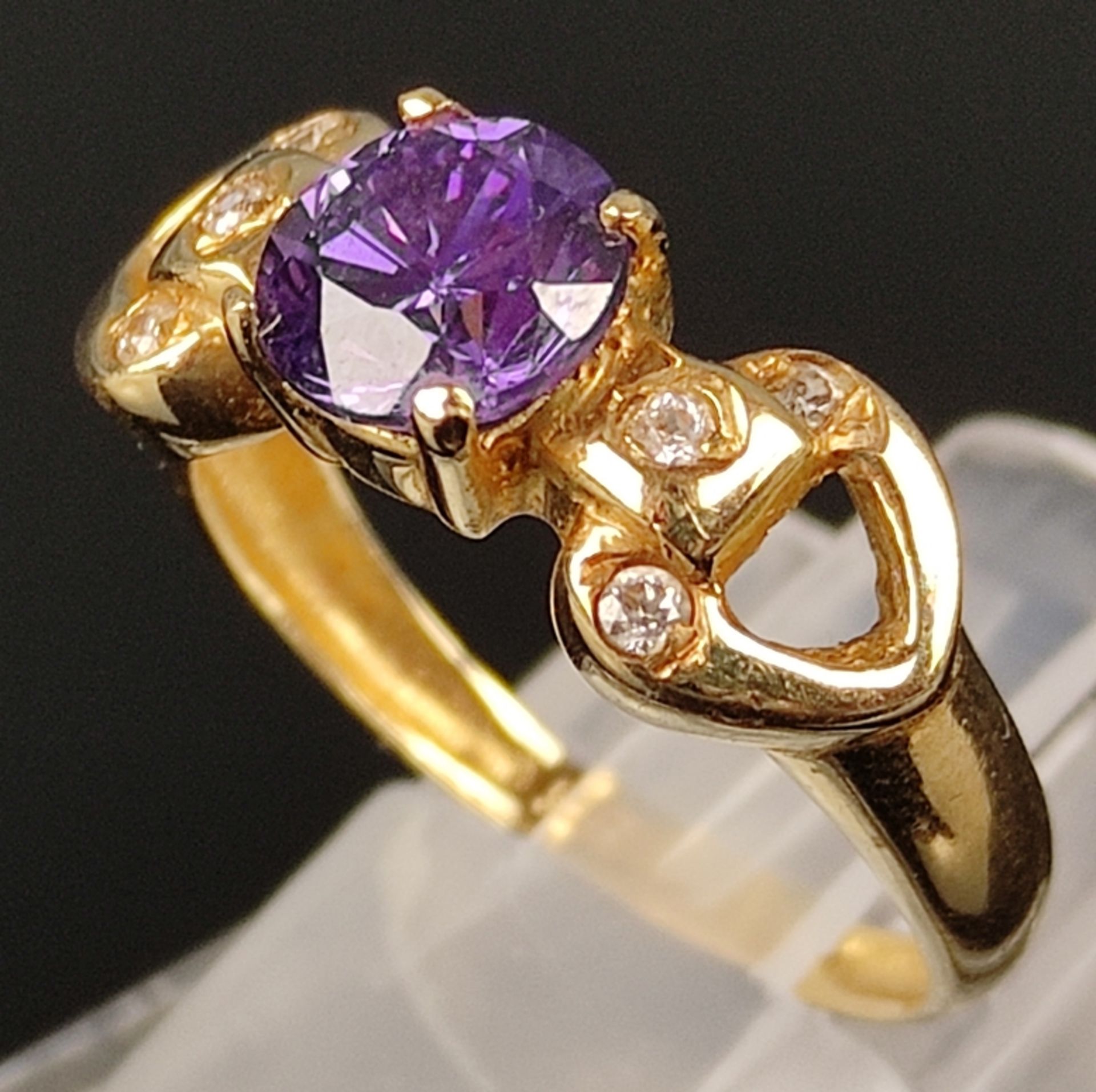 Ring mit facettiertem violettem Schmuckstein, flankiert von je drei kleinen Zirkonia, 585/14K Gelbg - Bild 4 aus 5