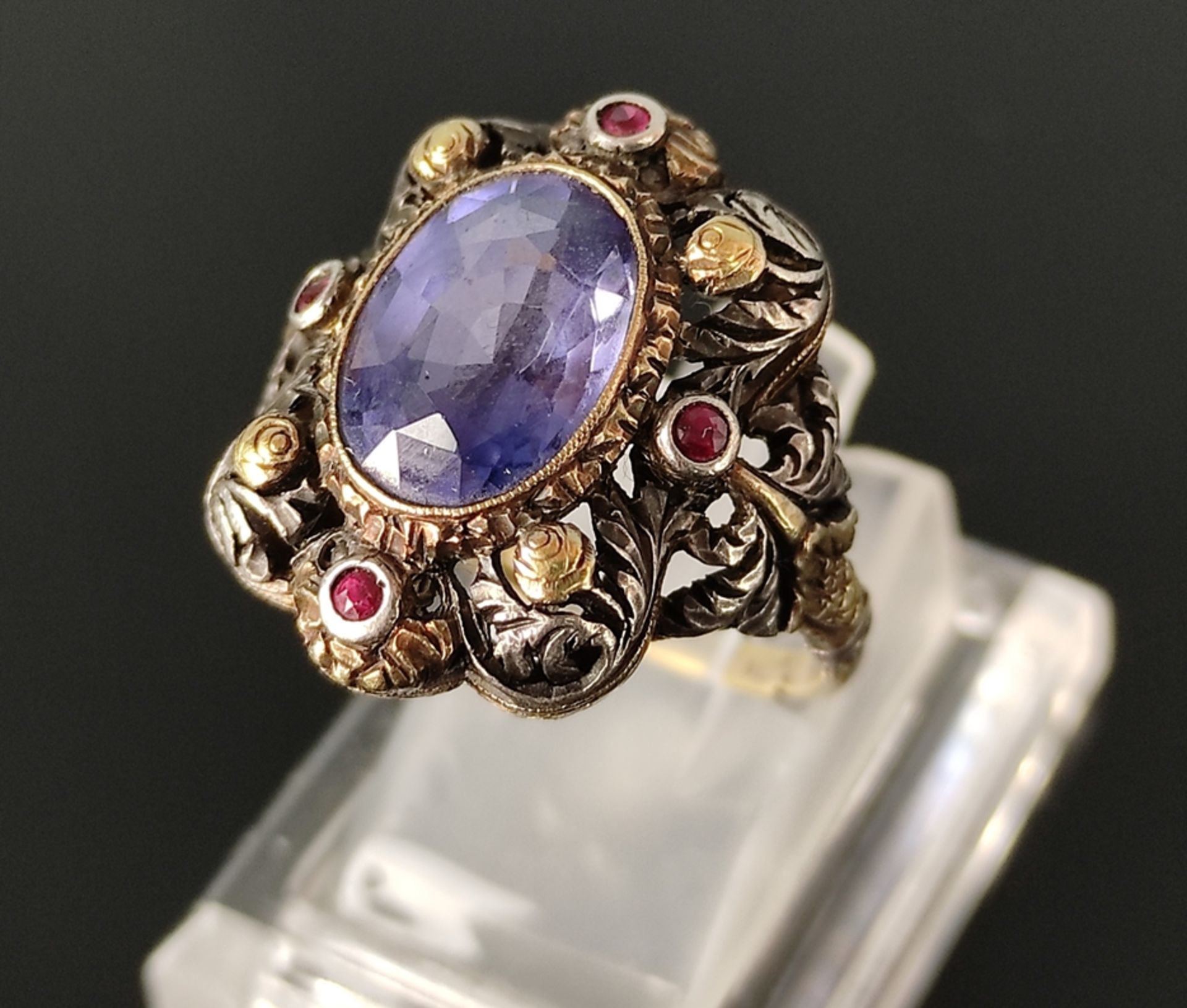 Ring mit großem, ovalen, facettierten, hellblauem Schmuckstein (ca.12,1x8,8mm), wohl Tansanit, daru - Bild 3 aus 3