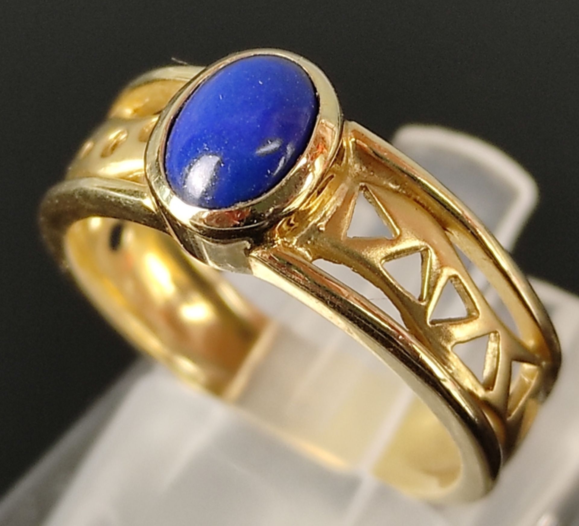 Lapislazuli-Ring, an durchbrochen gearbeiteter Ringschiene, 585/14K Gelbgold, 3,6g, Ringgröße 54 - Bild 3 aus 4